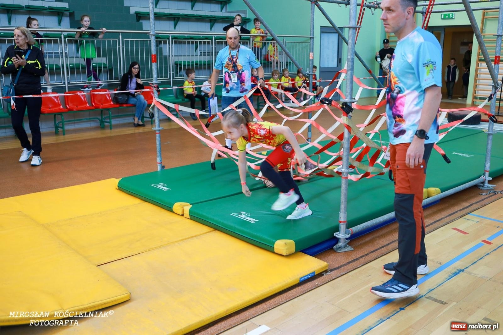 Zdjęcie w galerii na portalu naszraciborz.pl: Ponad 100 młodych zawodników na Mistrzostwach Śląska Ninja Monkey Kids w Raciborzu wiadomości z regionu