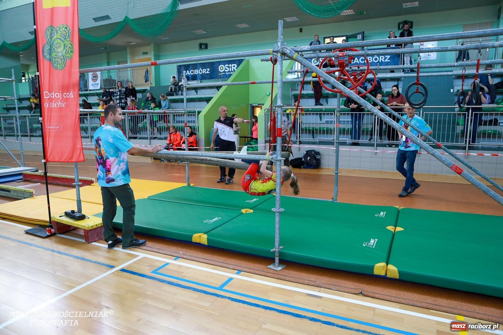 Zdjęcie w galerii na portalu naszraciborz.pl: Ponad 100 młodych zawodników na Mistrzostwach Śląska Ninja Monkey Kids w Raciborzu wiadomości z regionu