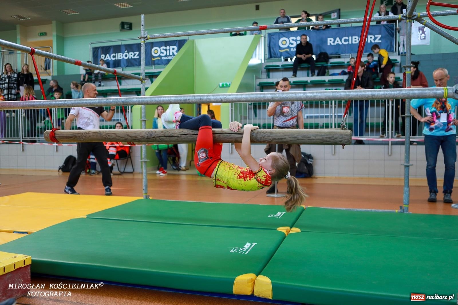 Zdjęcie w galerii na portalu naszraciborz.pl: Ponad 100 młodych zawodników na Mistrzostwach Śląska Ninja Monkey Kids w Raciborzu wiadomości z regionu