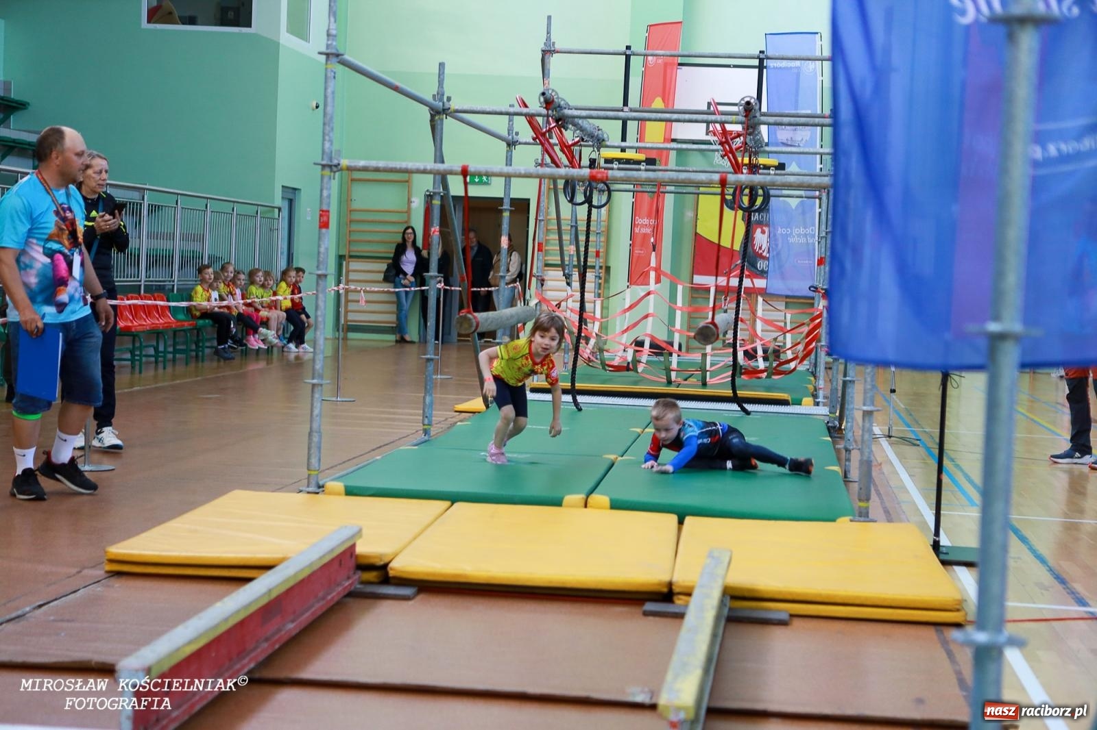 Zdjęcie w galerii na portalu naszraciborz.pl: Ponad 100 młodych zawodników na Mistrzostwach Śląska Ninja Monkey Kids w Raciborzu wiadomości z regionu