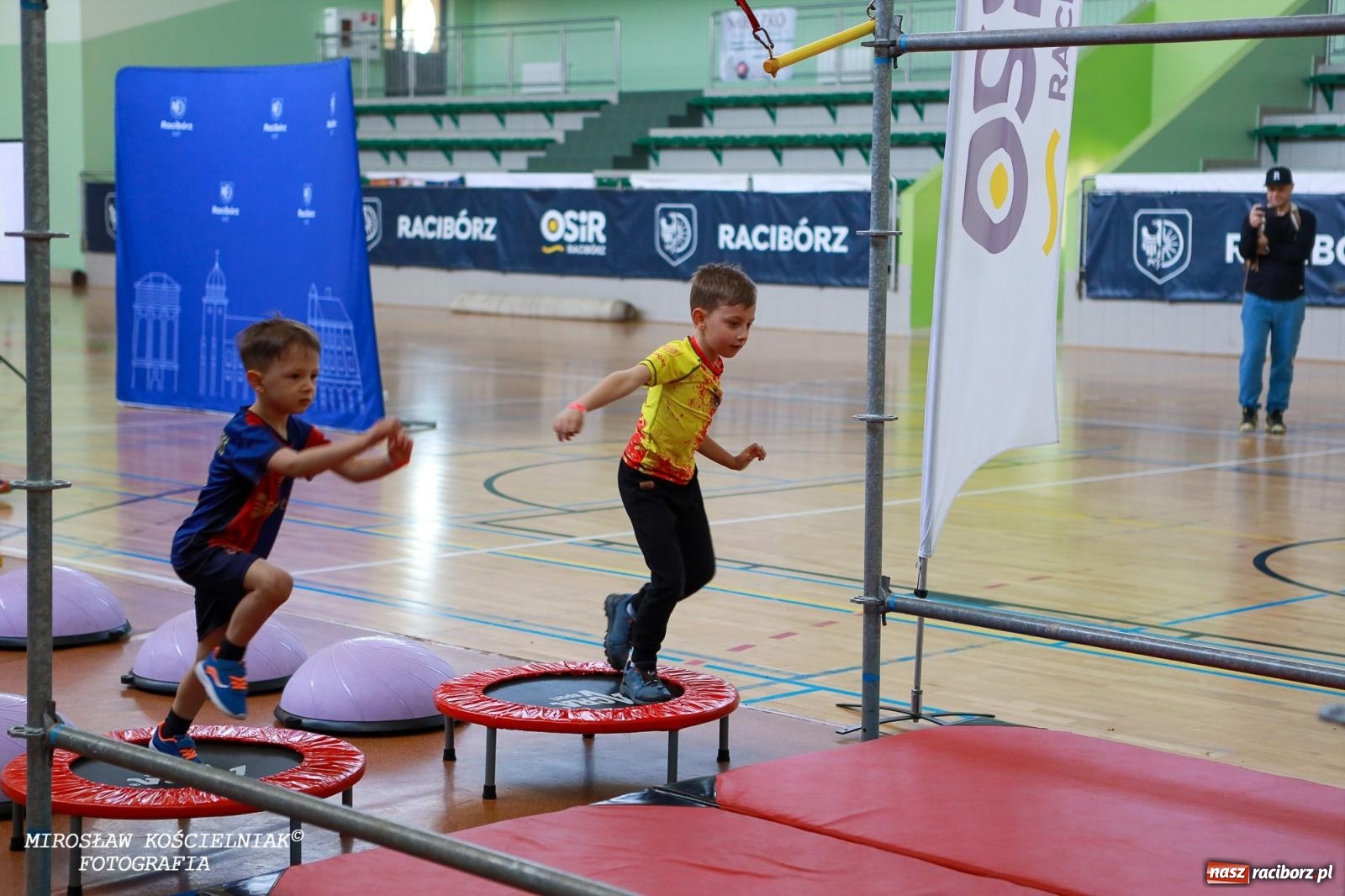 Zdjęcie w galerii na portalu naszraciborz.pl: Ponad 100 młodych zawodników na Mistrzostwach Śląska Ninja Monkey Kids w Raciborzu wiadomości z regionu