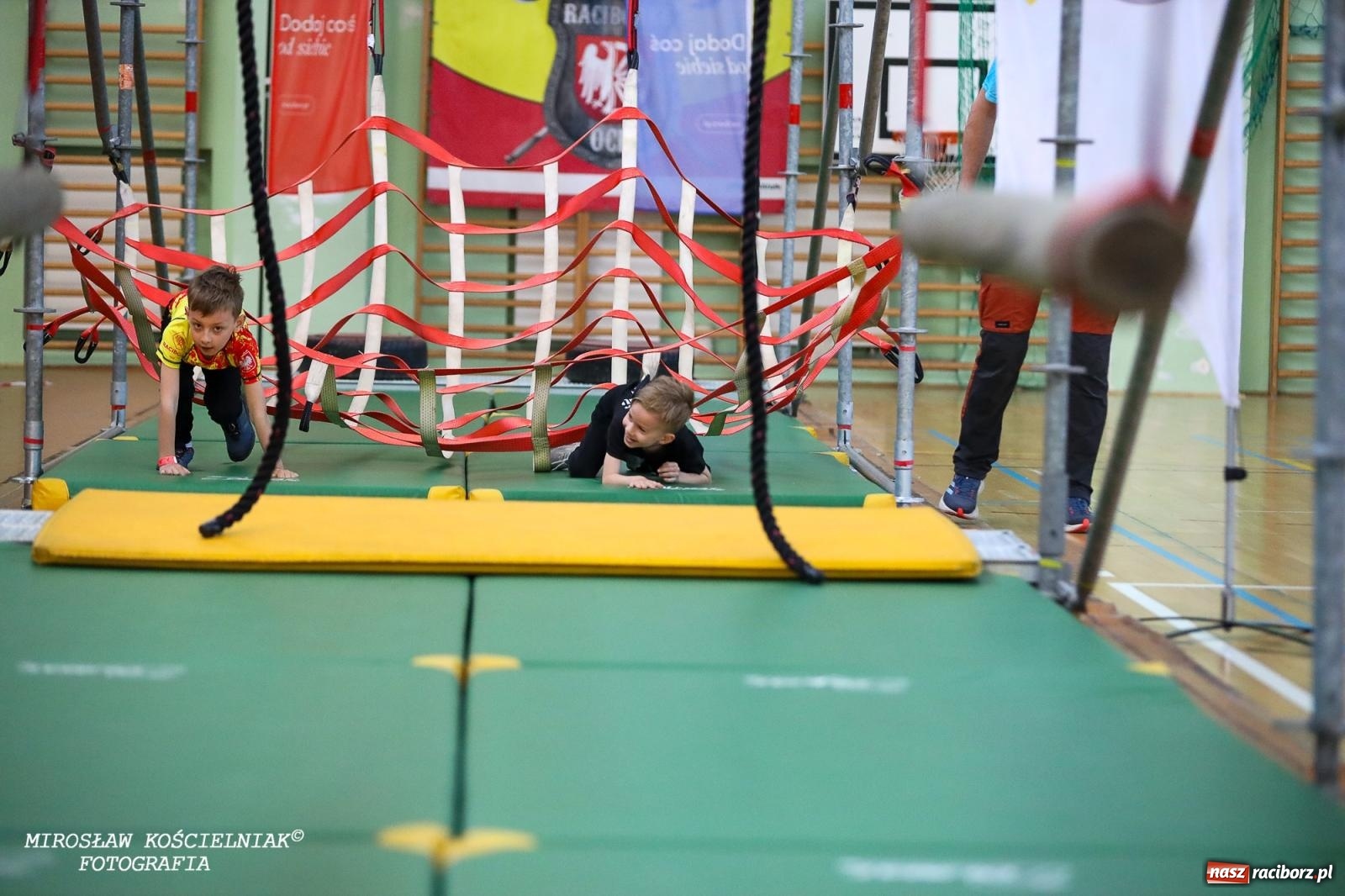 Zdjęcie w galerii na portalu naszraciborz.pl: Ponad 100 młodych zawodników na Mistrzostwach Śląska Ninja Monkey Kids w Raciborzu wiadomości z regionu