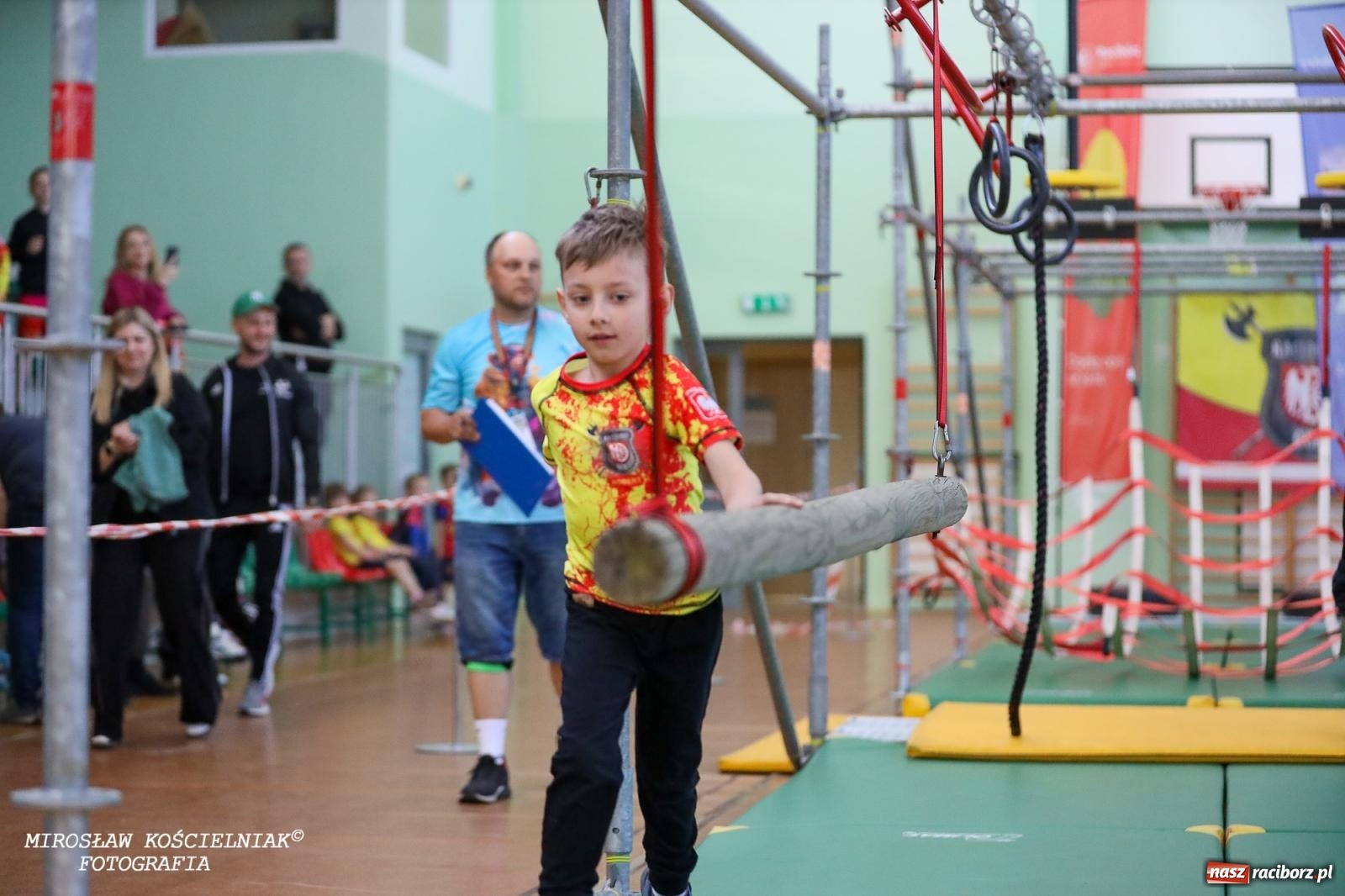Zdjęcie w galerii na portalu naszraciborz.pl: Ponad 100 młodych zawodników na Mistrzostwach Śląska Ninja Monkey Kids w Raciborzu wiadomości z regionu