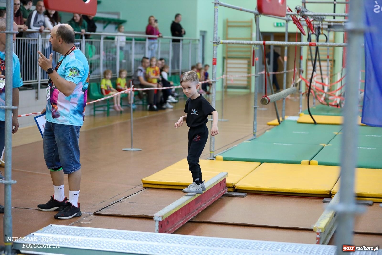 Zdjęcie w galerii na portalu naszraciborz.pl: Ponad 100 młodych zawodników na Mistrzostwach Śląska Ninja Monkey Kids w Raciborzu wiadomości z regionu