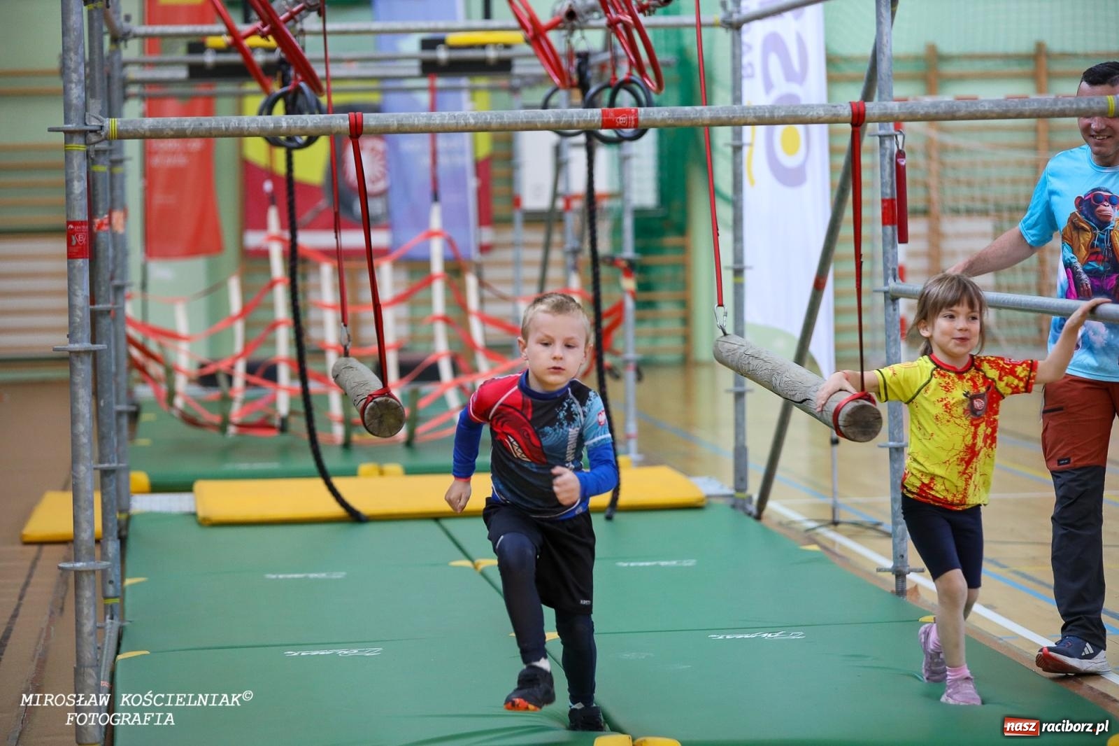 Zdjęcie w galerii na portalu naszraciborz.pl: Ponad 100 młodych zawodników na Mistrzostwach Śląska Ninja Monkey Kids w Raciborzu wiadomości z regionu