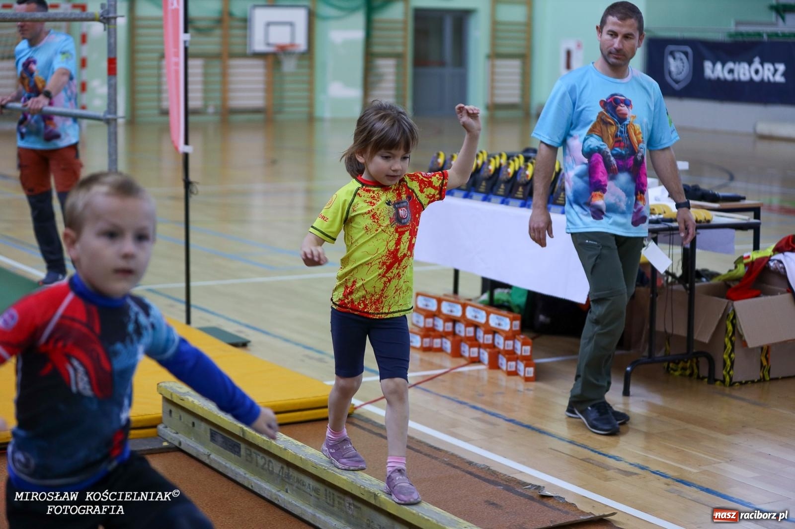 Zdjęcie w galerii na portalu naszraciborz.pl: Ponad 100 młodych zawodników na Mistrzostwach Śląska Ninja Monkey Kids w Raciborzu wiadomości z regionu