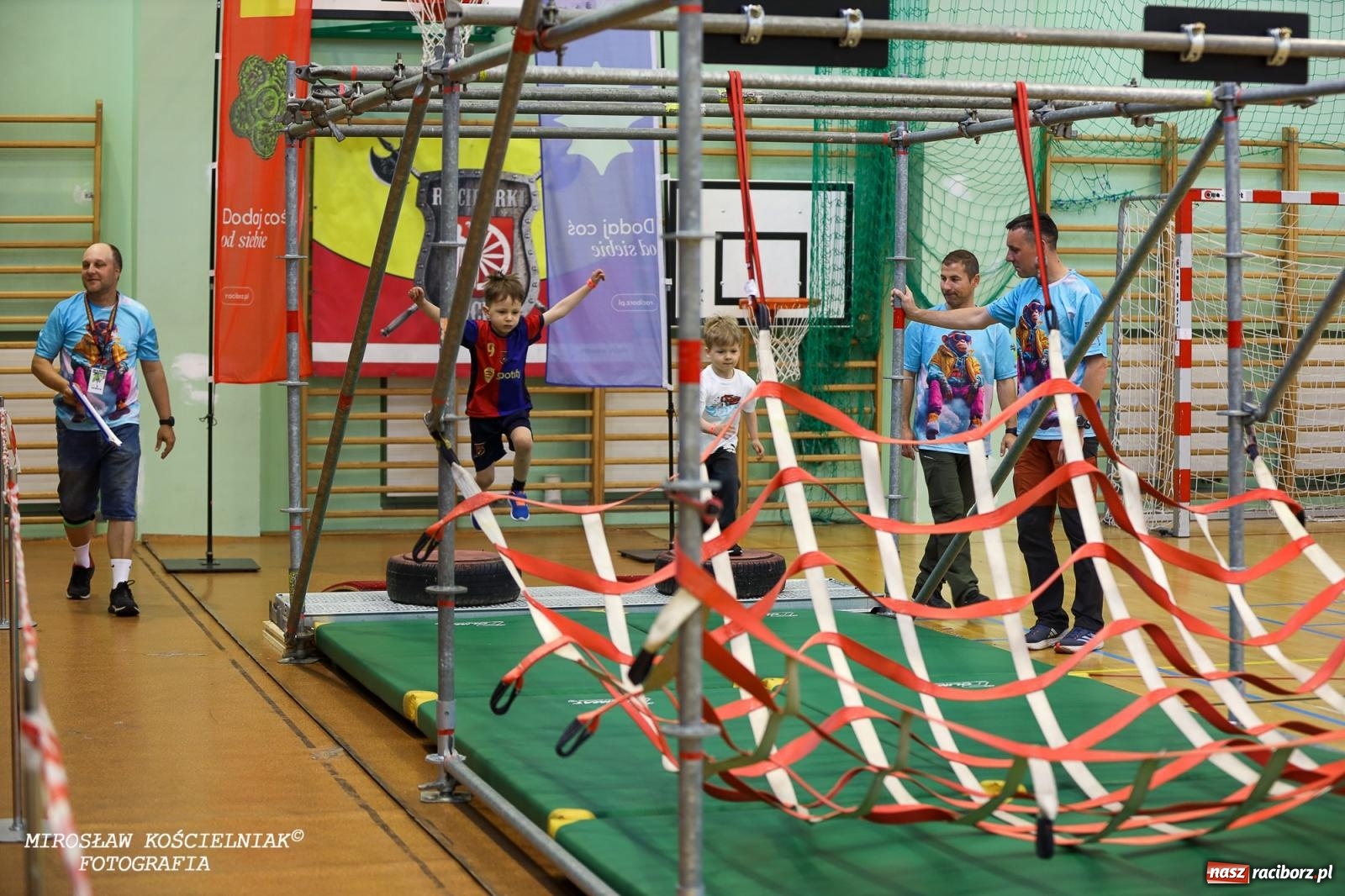 Zdjęcie w galerii na portalu naszraciborz.pl: Ponad 100 młodych zawodników na Mistrzostwach Śląska Ninja Monkey Kids w Raciborzu wiadomości z regionu