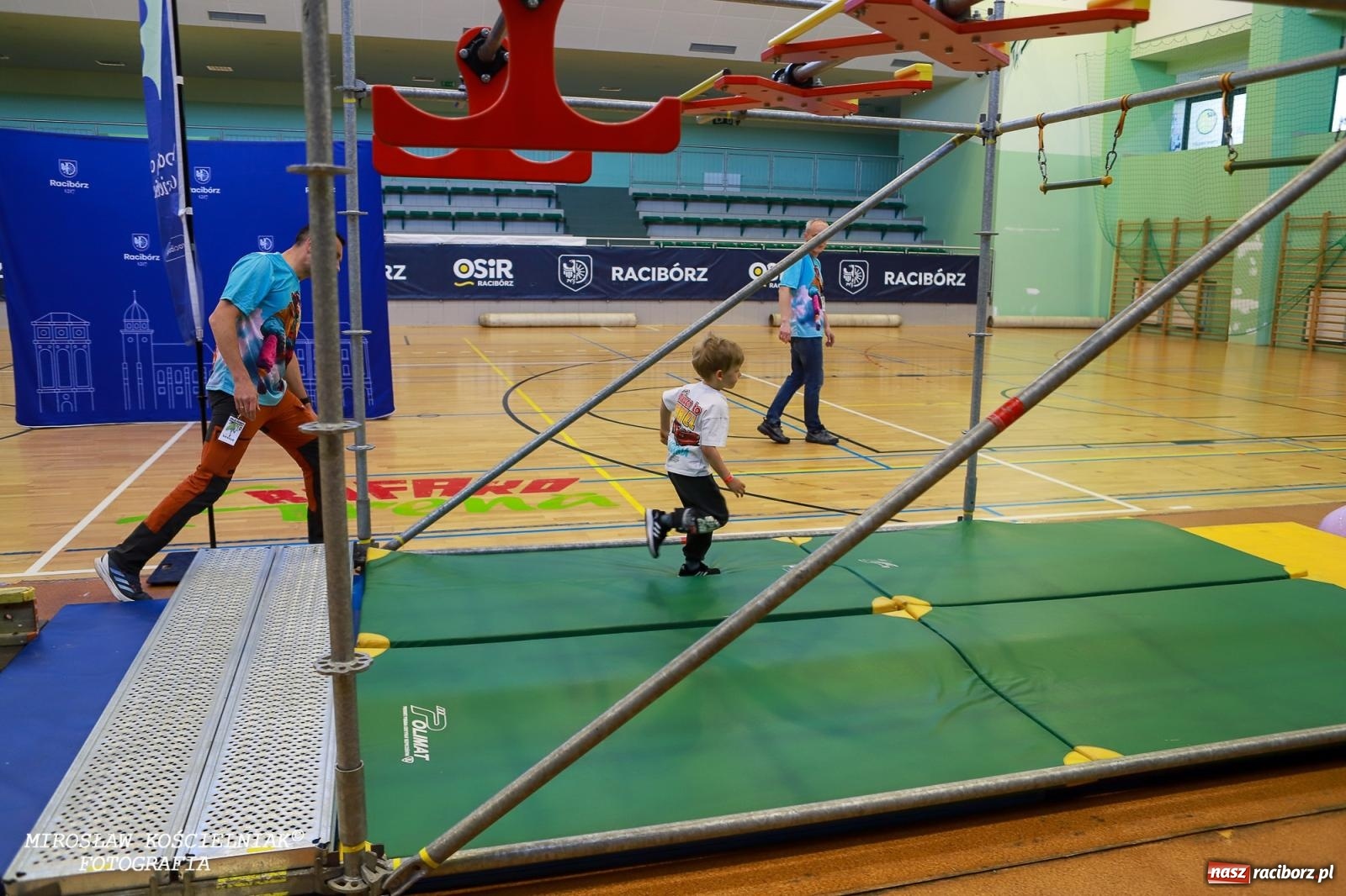 Zdjęcie w galerii na portalu naszraciborz.pl: Ponad 100 młodych zawodników na Mistrzostwach Śląska Ninja Monkey Kids w Raciborzu wiadomości z regionu