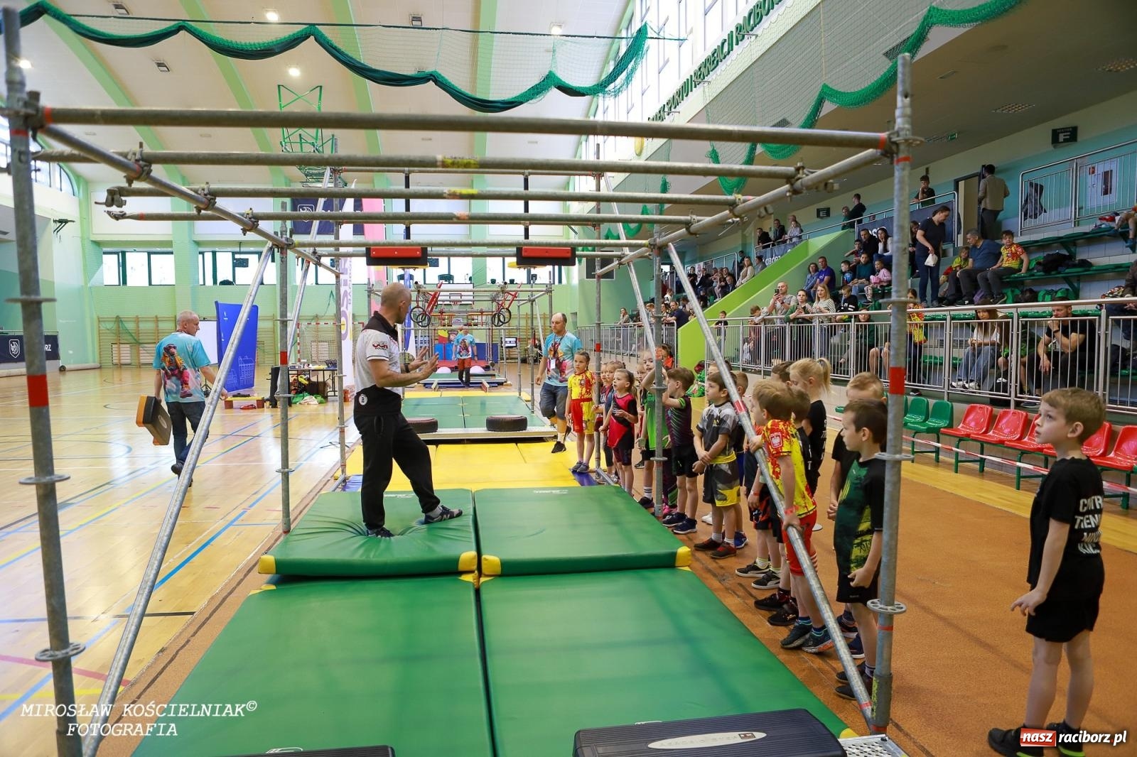 Zdjęcie w galerii na portalu naszraciborz.pl: Ponad 100 młodych zawodników na Mistrzostwach Śląska Ninja Monkey Kids w Raciborzu wiadomości z regionu