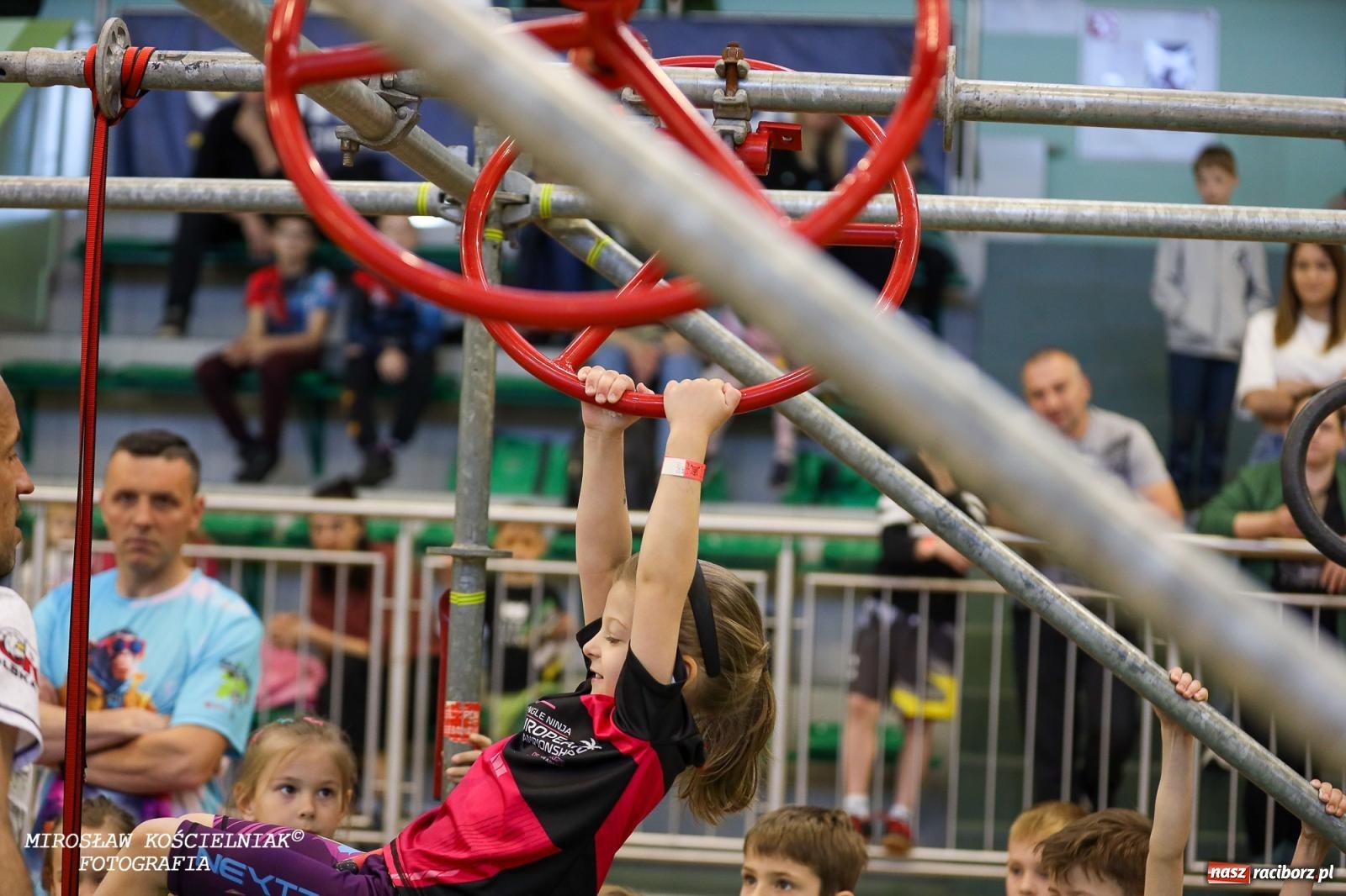 Zdjęcie w galerii na portalu naszraciborz.pl: Ponad 100 młodych zawodników na Mistrzostwach Śląska Ninja Monkey Kids w Raciborzu wiadomości z regionu