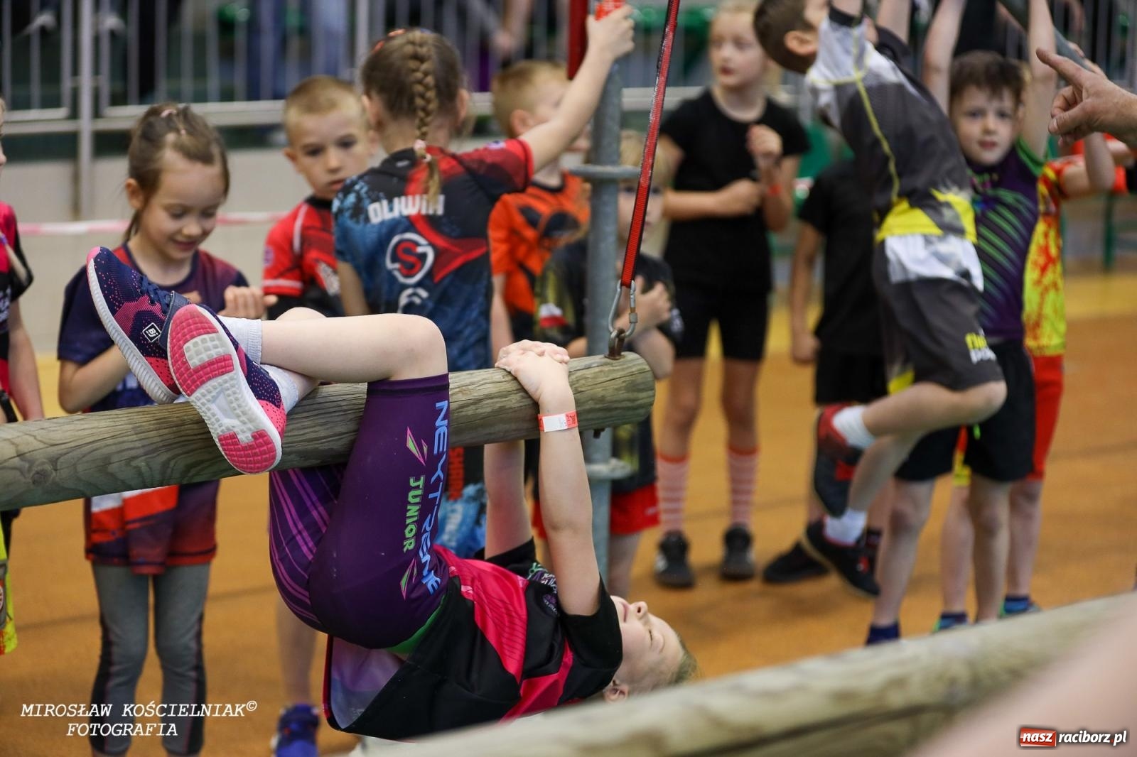 Zdjęcie w galerii na portalu naszraciborz.pl: Ponad 100 młodych zawodników na Mistrzostwach Śląska Ninja Monkey Kids w Raciborzu wiadomości z regionu