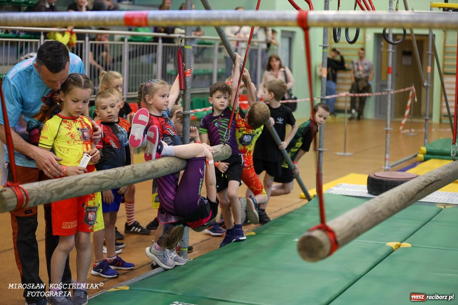 Zdjęcie w galerii na portalu naszraciborz.pl: Ponad 100 młodych zawodników na Mistrzostwach Śląska Ninja Monkey Kids w Raciborzu wiadomości z regionu