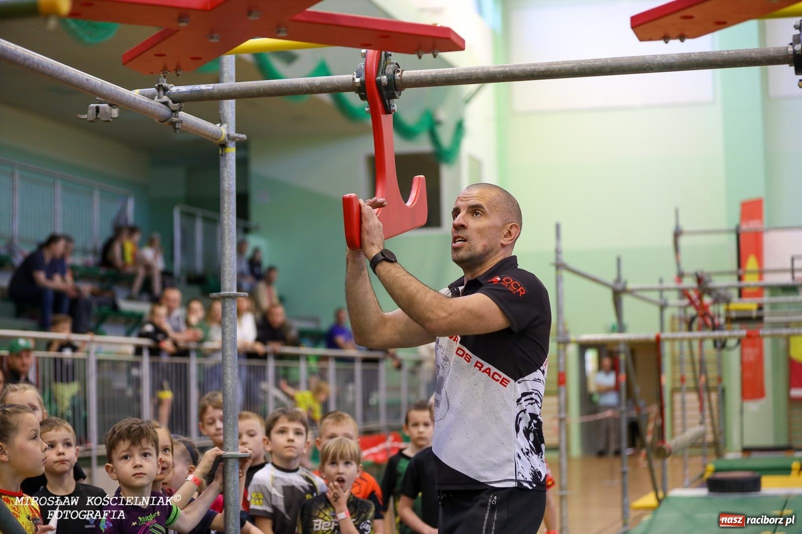 Zdjęcie w galerii na portalu naszraciborz.pl: Ponad 100 młodych zawodników na Mistrzostwach Śląska Ninja Monkey Kids w Raciborzu wiadomości z regionu