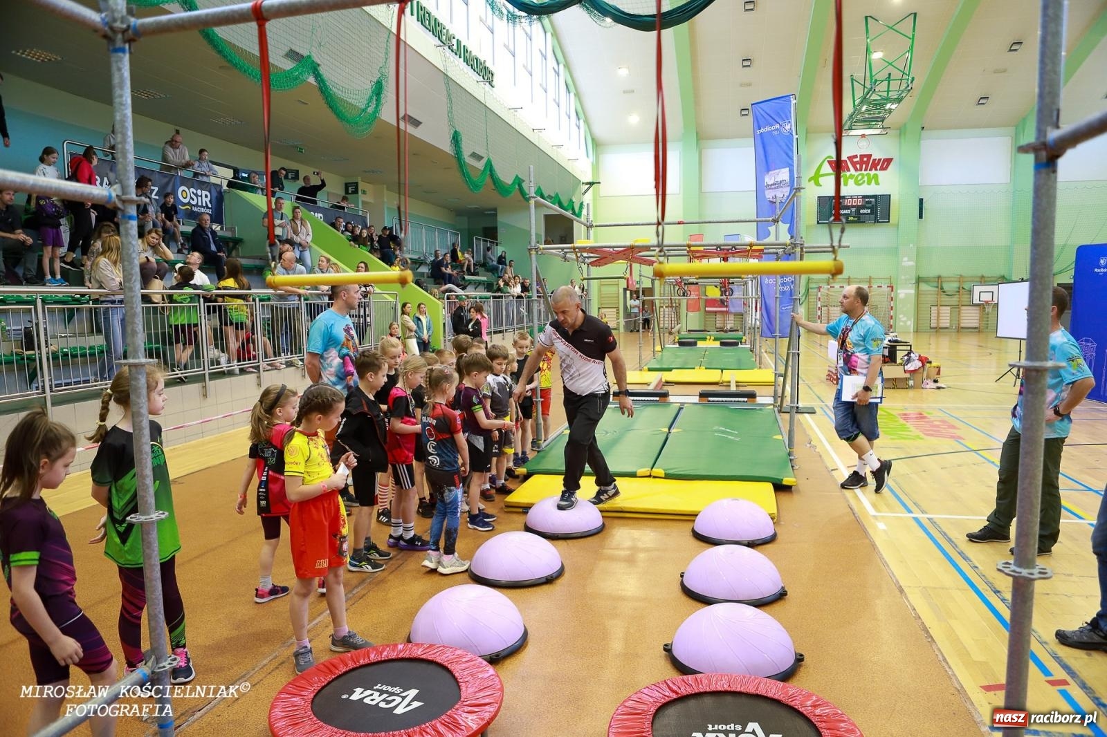 Zdjęcie w galerii na portalu naszraciborz.pl: Ponad 100 młodych zawodników na Mistrzostwach Śląska Ninja Monkey Kids w Raciborzu wiadomości z regionu