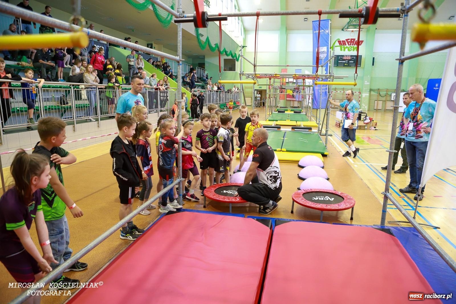 Zdjęcie w galerii na portalu naszraciborz.pl: Ponad 100 młodych zawodników na Mistrzostwach Śląska Ninja Monkey Kids w Raciborzu wiadomości z regionu