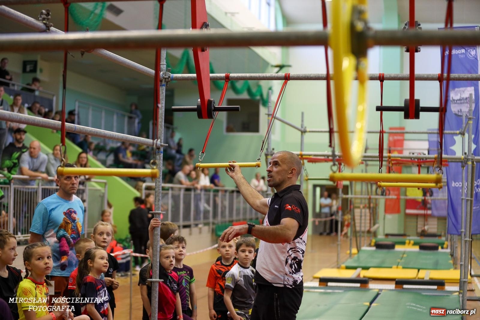 Zdjęcie w galerii na portalu naszraciborz.pl: Ponad 100 młodych zawodników na Mistrzostwach Śląska Ninja Monkey Kids w Raciborzu wiadomości z regionu