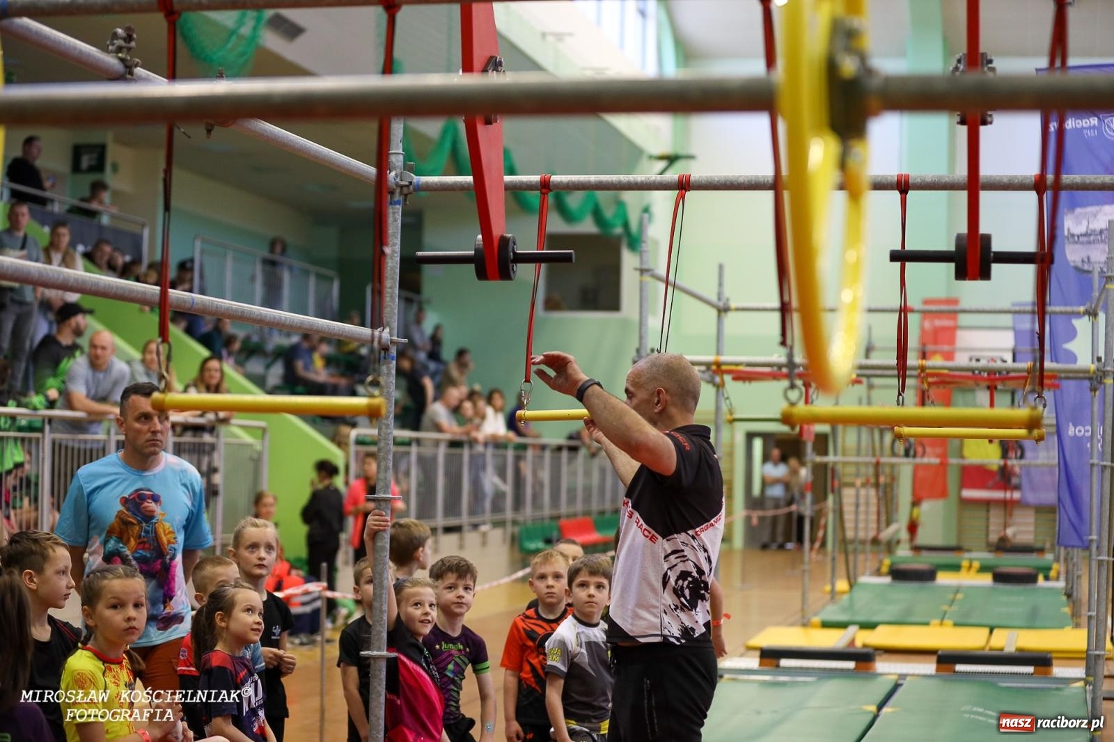 Zdjęcie w galerii na portalu naszraciborz.pl: Ponad 100 młodych zawodników na Mistrzostwach Śląska Ninja Monkey Kids w Raciborzu wiadomości z regionu