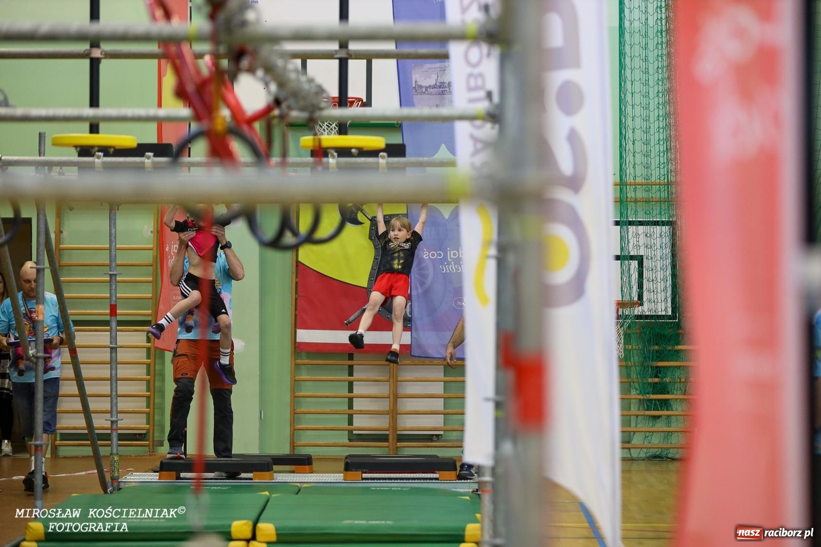 Zdjęcie w galerii na portalu naszraciborz.pl: Ponad 100 młodych zawodników na Mistrzostwach Śląska Ninja Monkey Kids w Raciborzu wiadomości z regionu