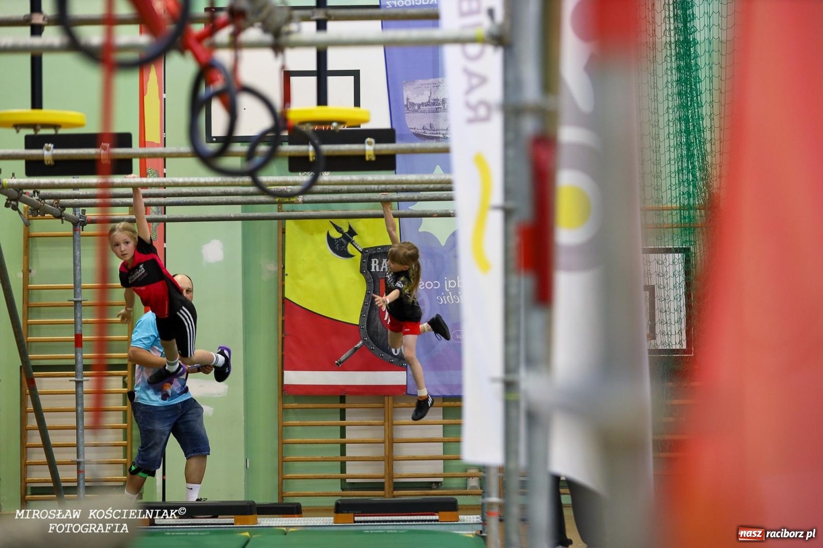 Zdjęcie w galerii na portalu naszraciborz.pl: Ponad 100 młodych zawodników na Mistrzostwach Śląska Ninja Monkey Kids w Raciborzu wiadomości z regionu
