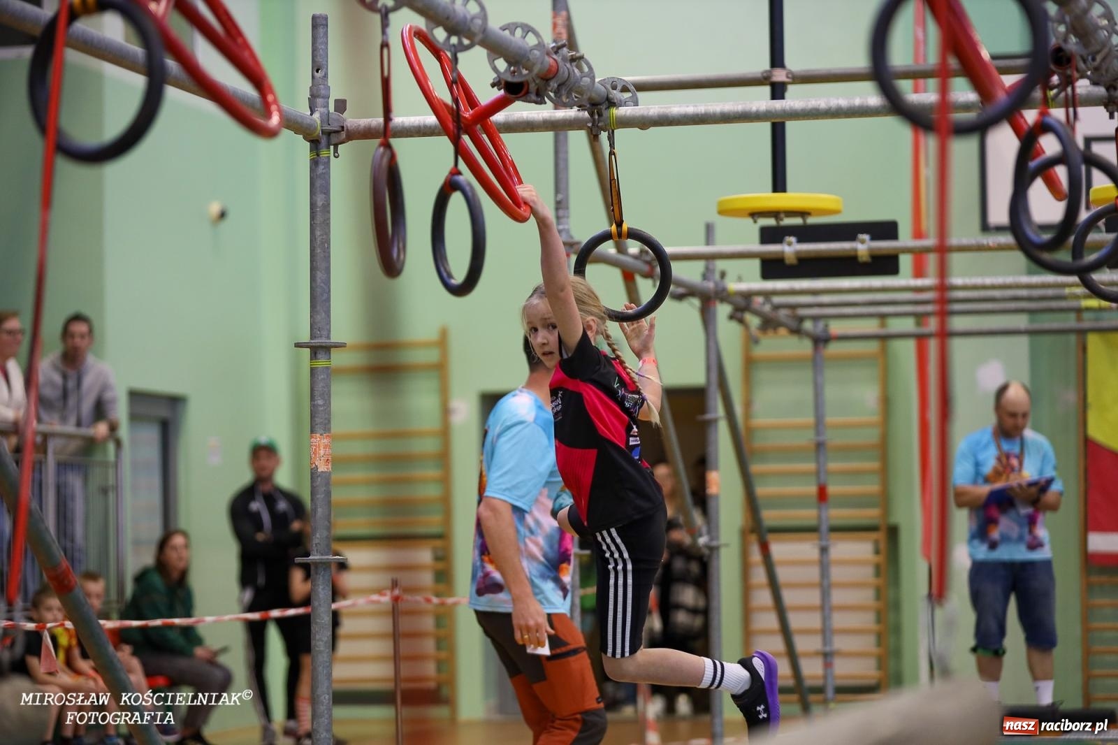 Zdjęcie w galerii na portalu naszraciborz.pl: Ponad 100 młodych zawodników na Mistrzostwach Śląska Ninja Monkey Kids w Raciborzu wiadomości z regionu