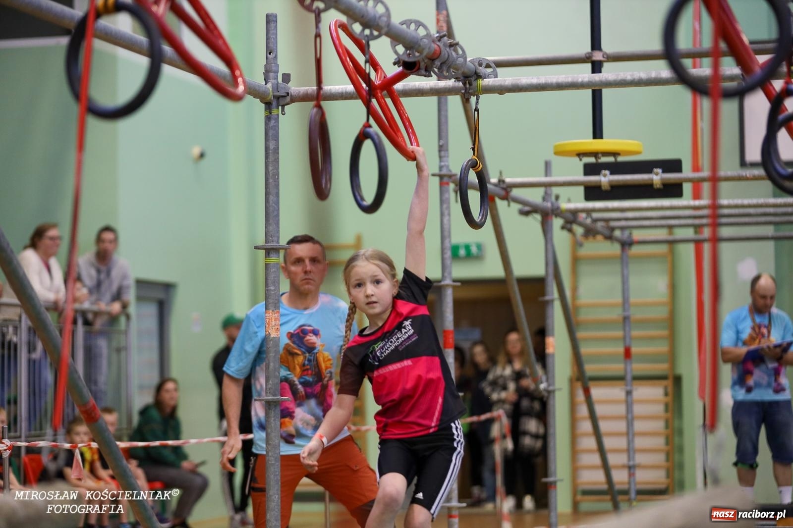 Zdjęcie w galerii na portalu naszraciborz.pl: Ponad 100 młodych zawodników na Mistrzostwach Śląska Ninja Monkey Kids w Raciborzu wiadomości z regionu