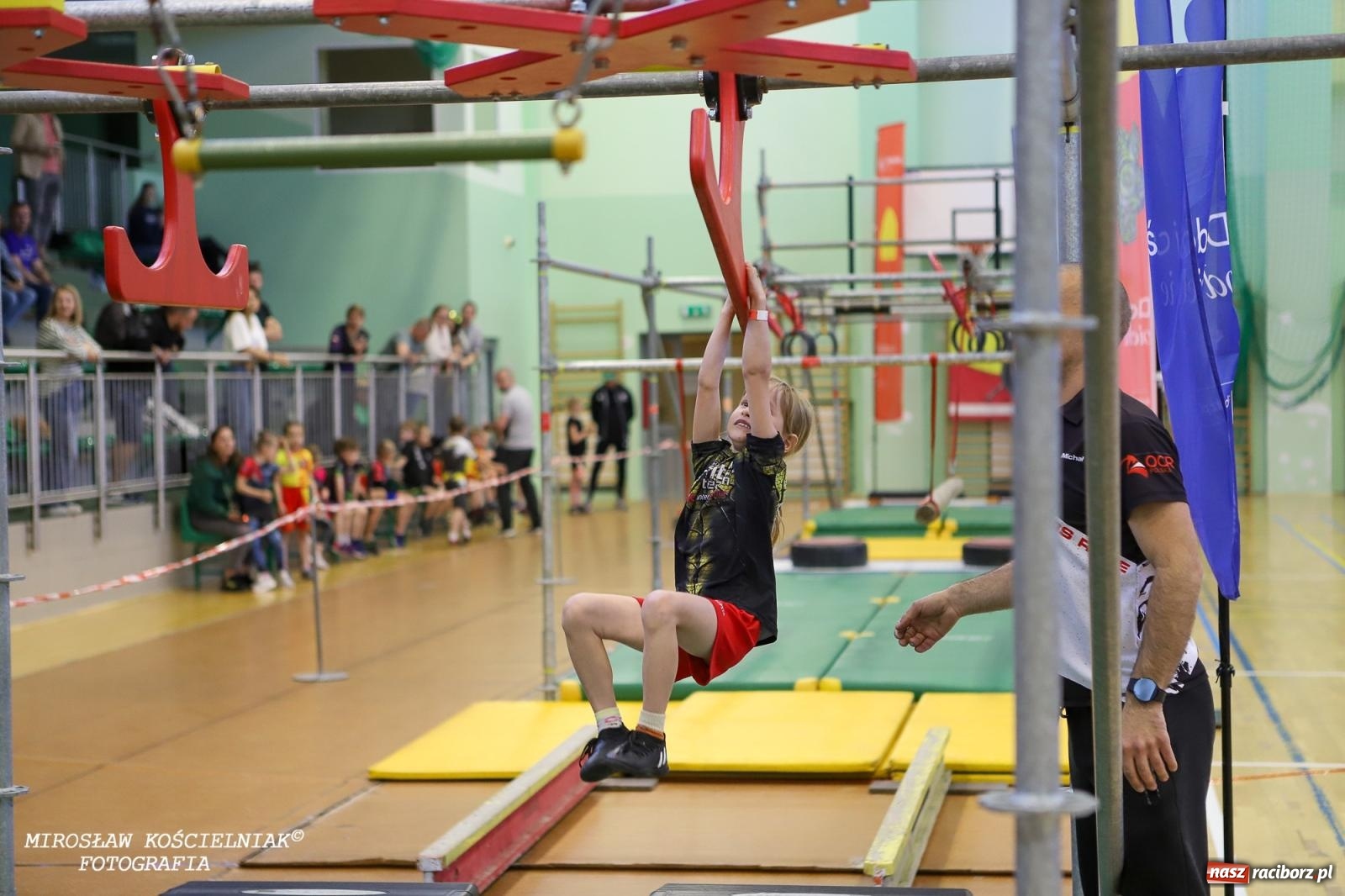 Zdjęcie w galerii na portalu naszraciborz.pl: Ponad 100 młodych zawodników na Mistrzostwach Śląska Ninja Monkey Kids w Raciborzu wiadomości z regionu