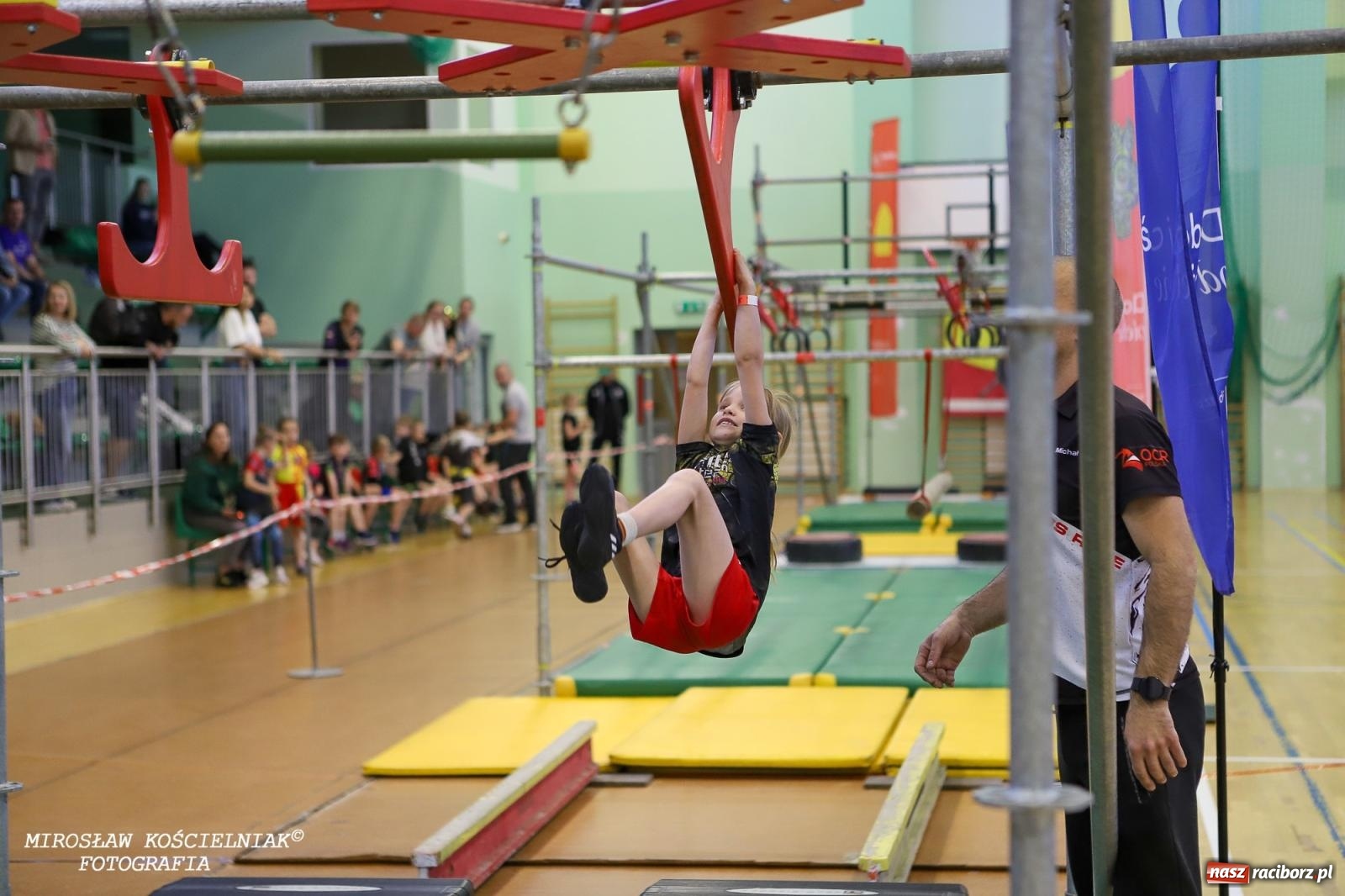 Zdjęcie w galerii na portalu naszraciborz.pl: Ponad 100 młodych zawodników na Mistrzostwach Śląska Ninja Monkey Kids w Raciborzu wiadomości z regionu