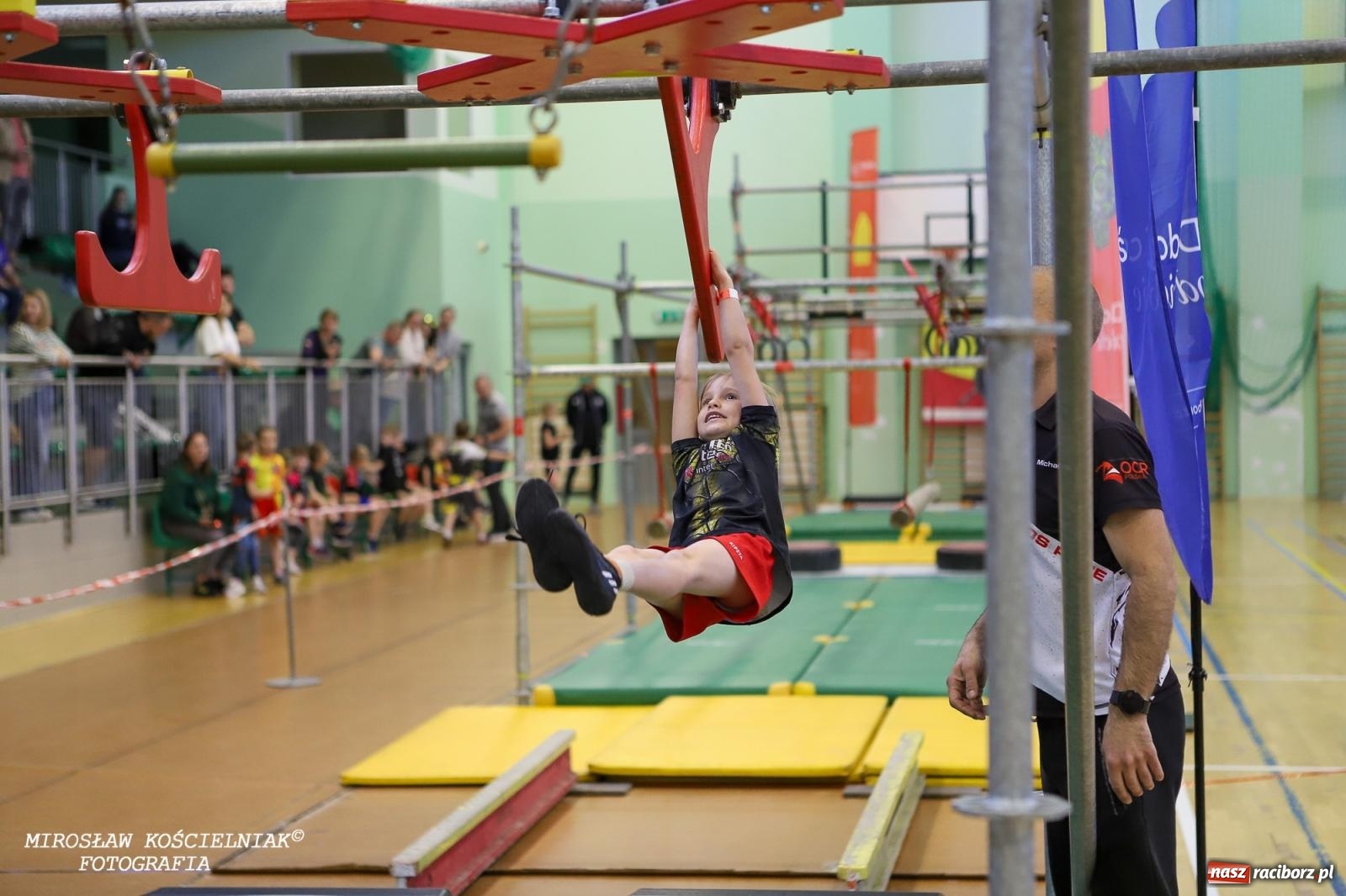 Zdjęcie w galerii na portalu naszraciborz.pl: Ponad 100 młodych zawodników na Mistrzostwach Śląska Ninja Monkey Kids w Raciborzu wiadomości z regionu