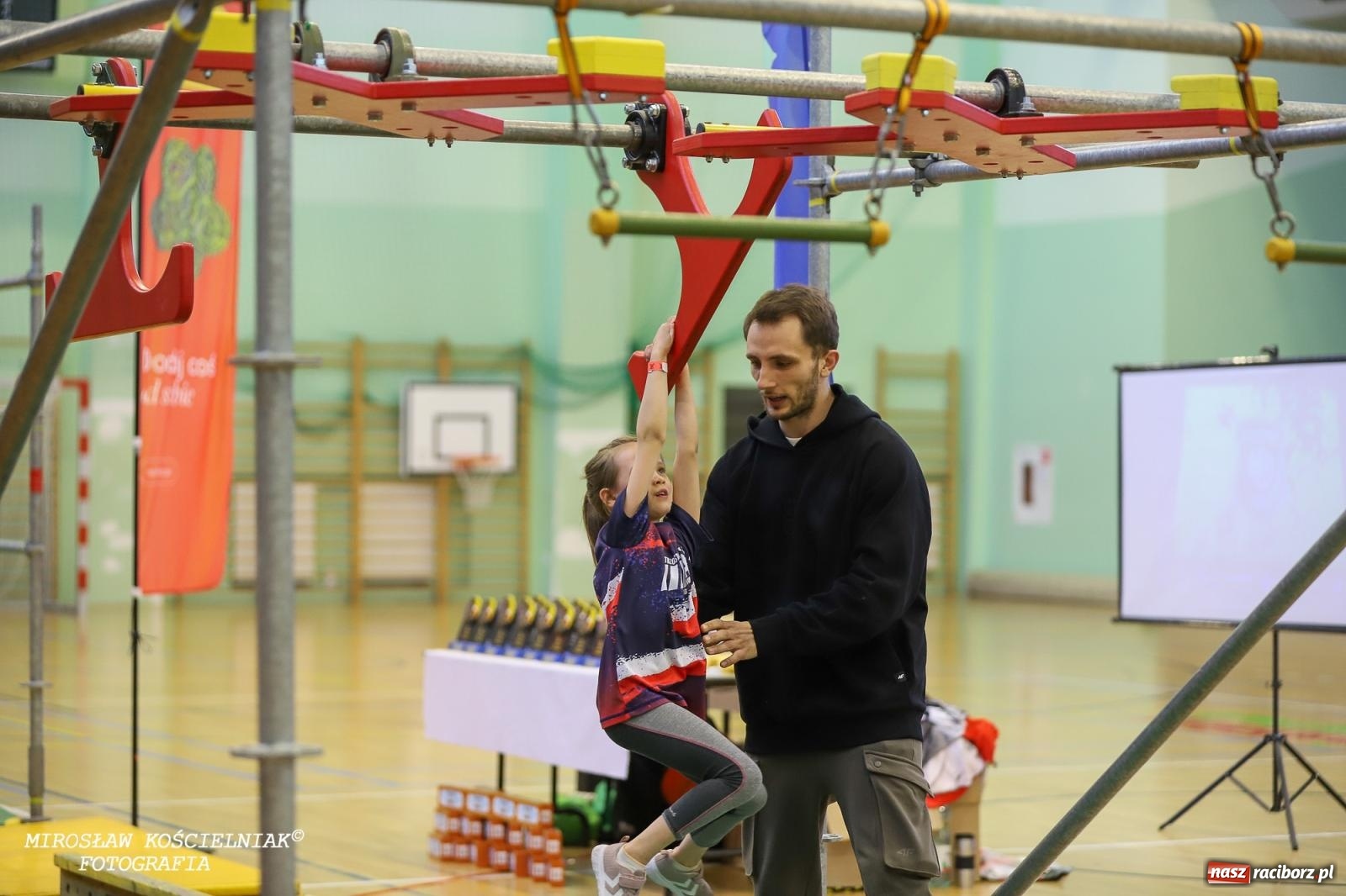 Zdjęcie w galerii na portalu naszraciborz.pl: Ponad 100 młodych zawodników na Mistrzostwach Śląska Ninja Monkey Kids w Raciborzu wiadomości z regionu