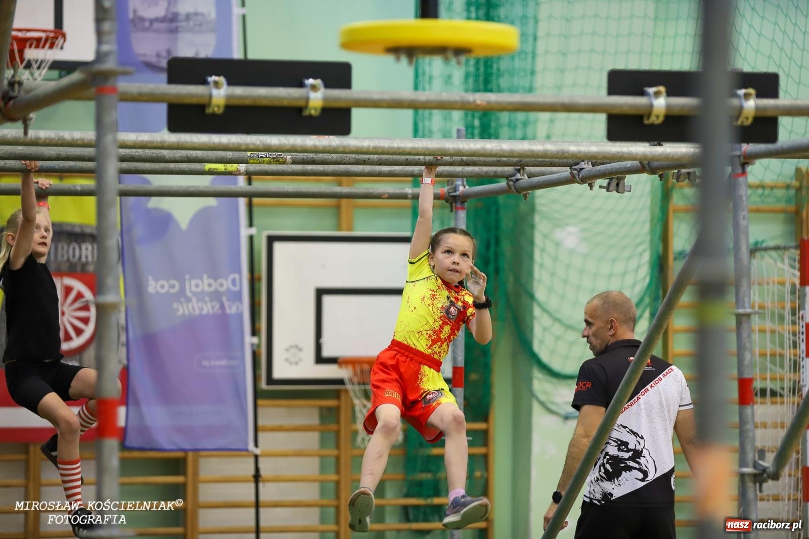 Zdjęcie w galerii na portalu naszraciborz.pl: Ponad 100 młodych zawodników na Mistrzostwach Śląska Ninja Monkey Kids w Raciborzu wiadomości z regionu