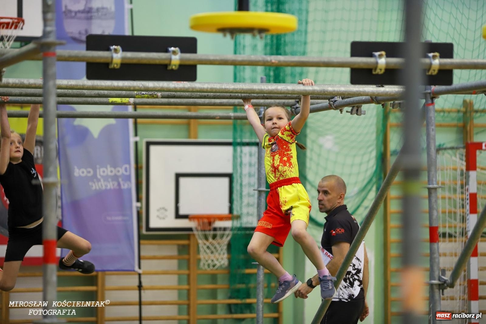 Zdjęcie w galerii na portalu naszraciborz.pl: Ponad 100 młodych zawodników na Mistrzostwach Śląska Ninja Monkey Kids w Raciborzu wiadomości z regionu