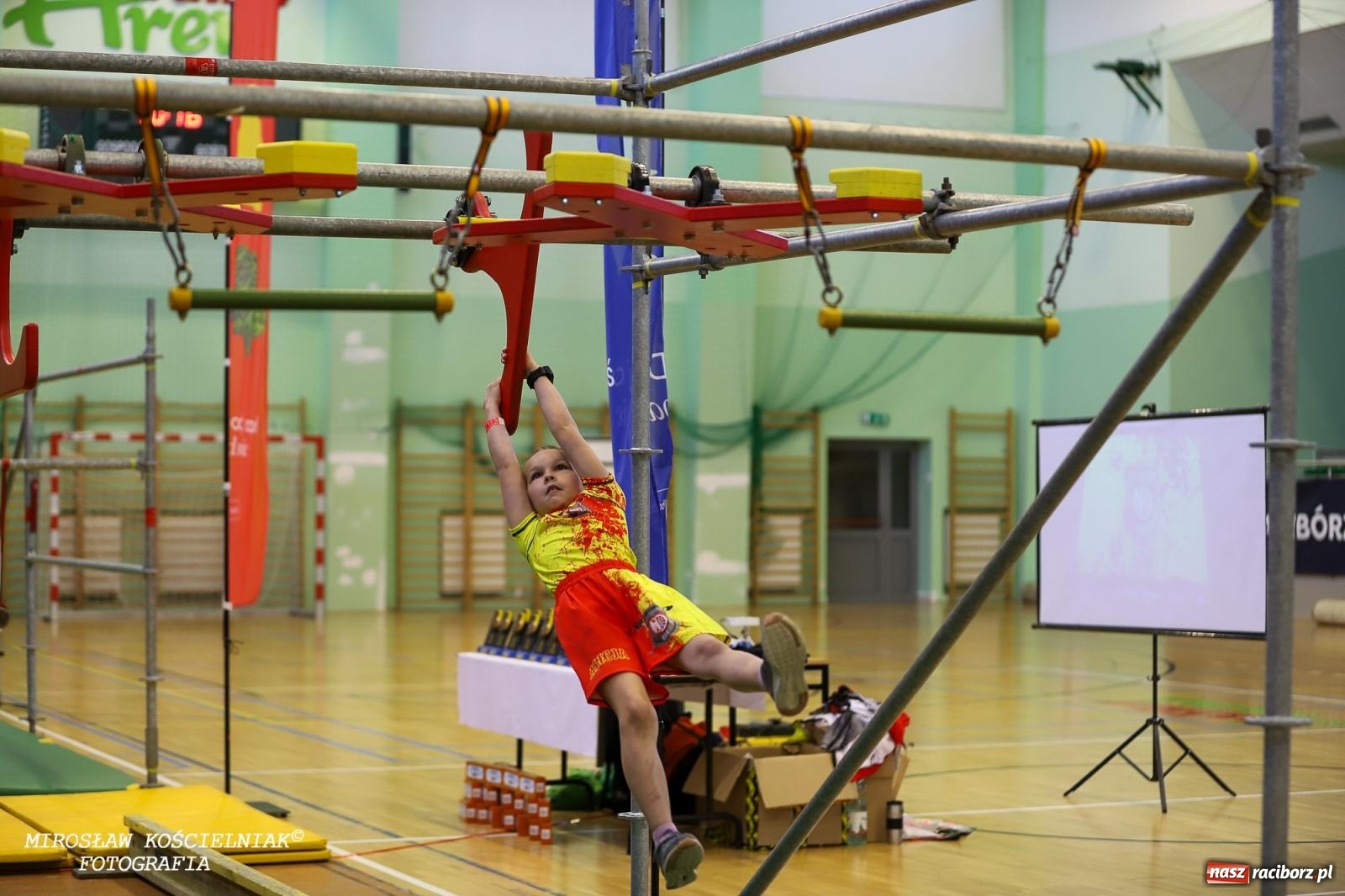 Zdjęcie w galerii na portalu naszraciborz.pl: Ponad 100 młodych zawodników na Mistrzostwach Śląska Ninja Monkey Kids w Raciborzu wiadomości z regionu