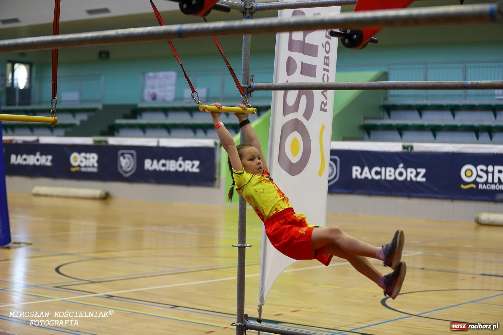 Zdjęcie w galerii na portalu naszraciborz.pl: Ponad 100 młodych zawodników na Mistrzostwach Śląska Ninja Monkey Kids w Raciborzu wiadomości z regionu