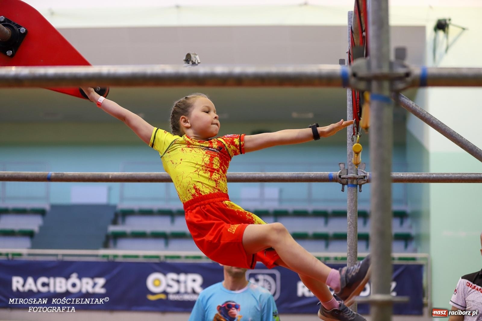 Zdjęcie w galerii na portalu naszraciborz.pl: Ponad 100 młodych zawodników na Mistrzostwach Śląska Ninja Monkey Kids w Raciborzu wiadomości z regionu