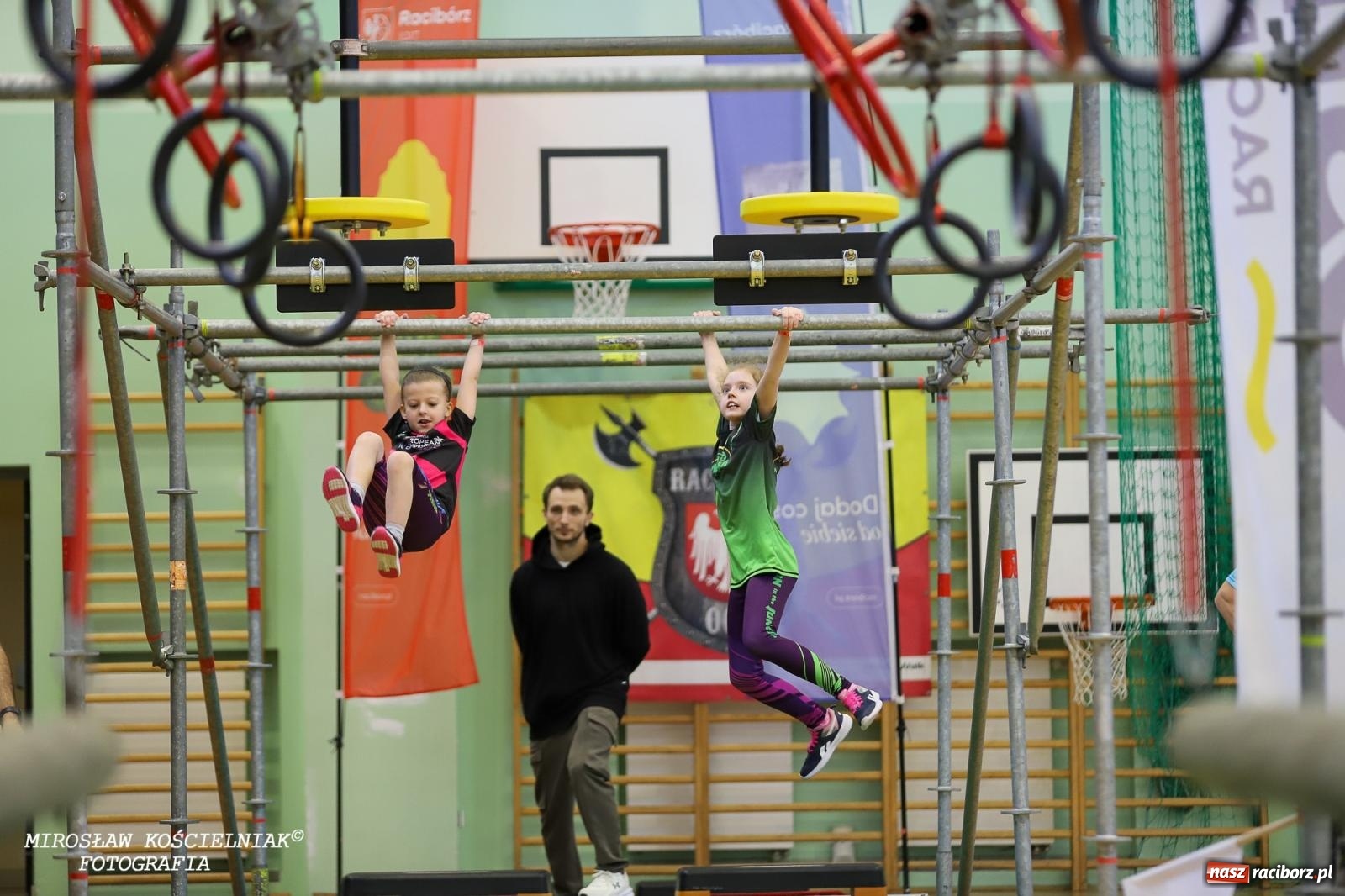 Zdjęcie w galerii na portalu naszraciborz.pl: Ponad 100 młodych zawodników na Mistrzostwach Śląska Ninja Monkey Kids w Raciborzu wiadomości z regionu
