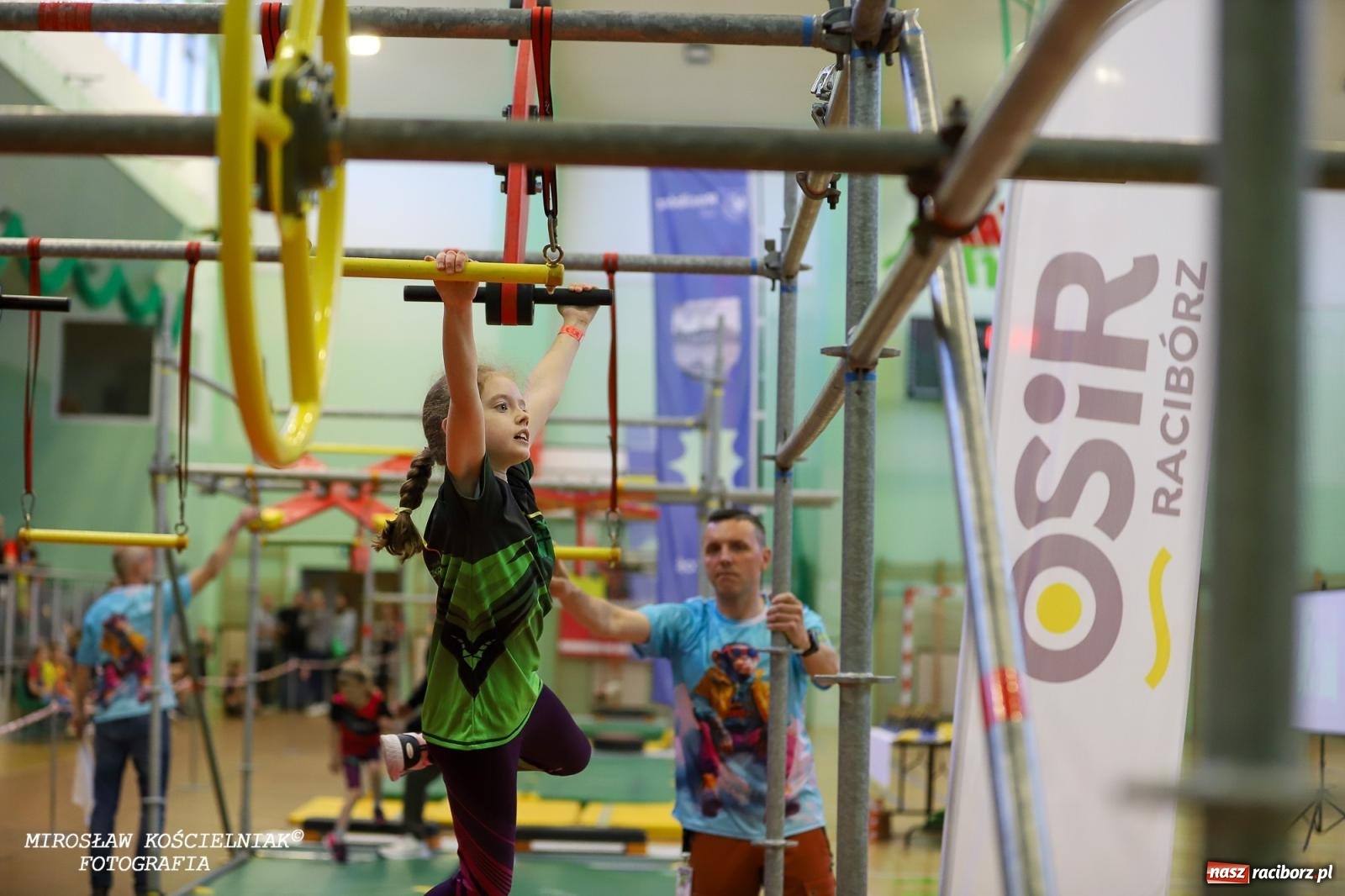 Zdjęcie w galerii na portalu naszraciborz.pl: Ponad 100 młodych zawodników na Mistrzostwach Śląska Ninja Monkey Kids w Raciborzu wiadomości z regionu