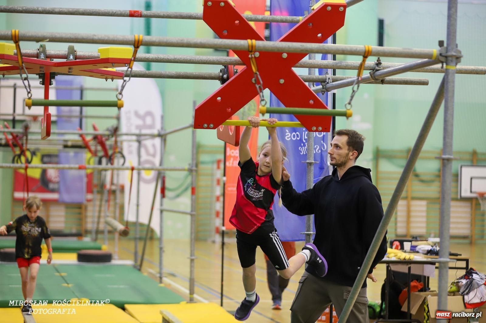 Zdjęcie w galerii na portalu naszraciborz.pl: Ponad 100 młodych zawodników na Mistrzostwach Śląska Ninja Monkey Kids w Raciborzu wiadomości z regionu