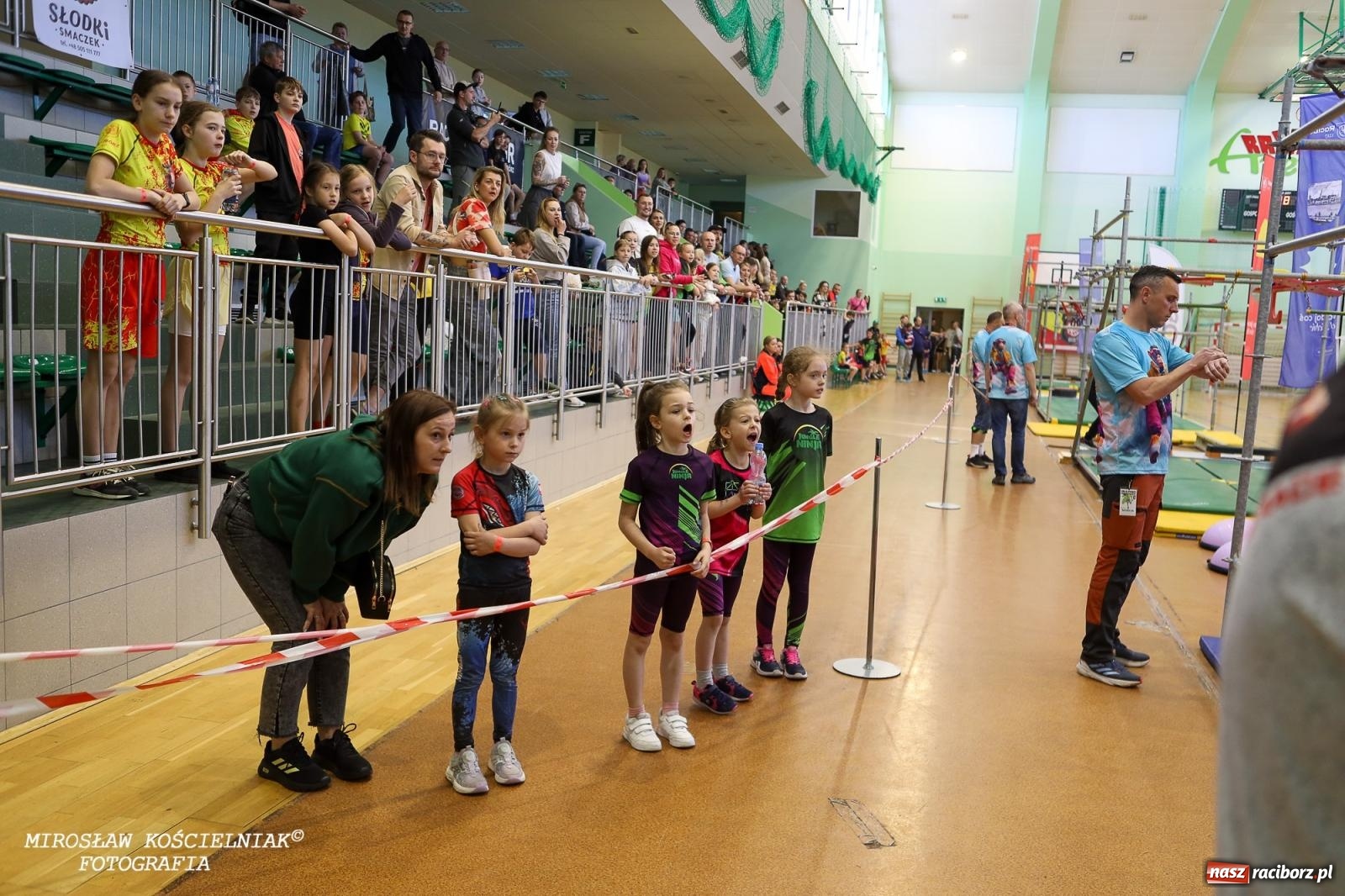 Zdjęcie w galerii na portalu naszraciborz.pl: Ponad 100 młodych zawodników na Mistrzostwach Śląska Ninja Monkey Kids w Raciborzu wiadomości z regionu