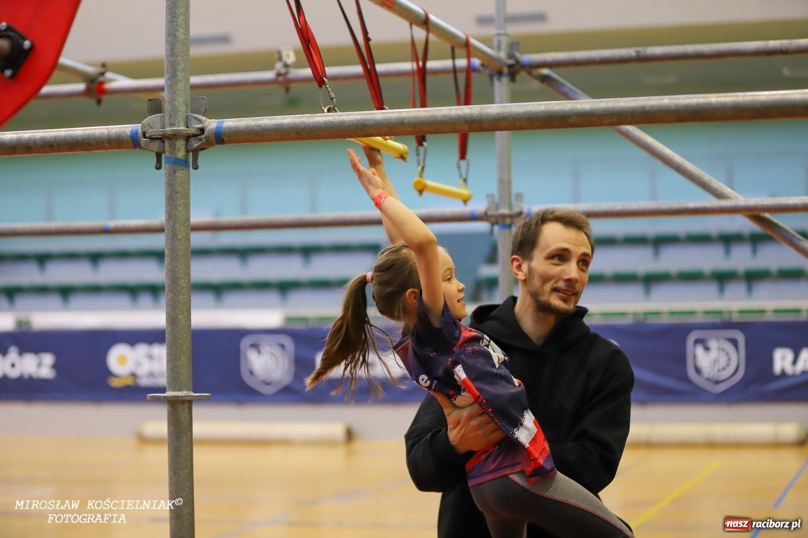Zdjęcie w galerii na portalu naszraciborz.pl: Ponad 100 młodych zawodników na Mistrzostwach Śląska Ninja Monkey Kids w Raciborzu wiadomości z regionu