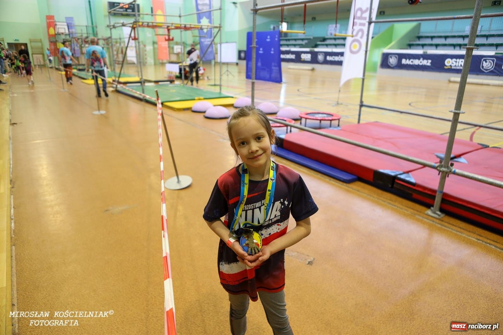 Zdjęcie w galerii na portalu naszraciborz.pl: Ponad 100 młodych zawodników na Mistrzostwach Śląska Ninja Monkey Kids w Raciborzu wiadomości z regionu