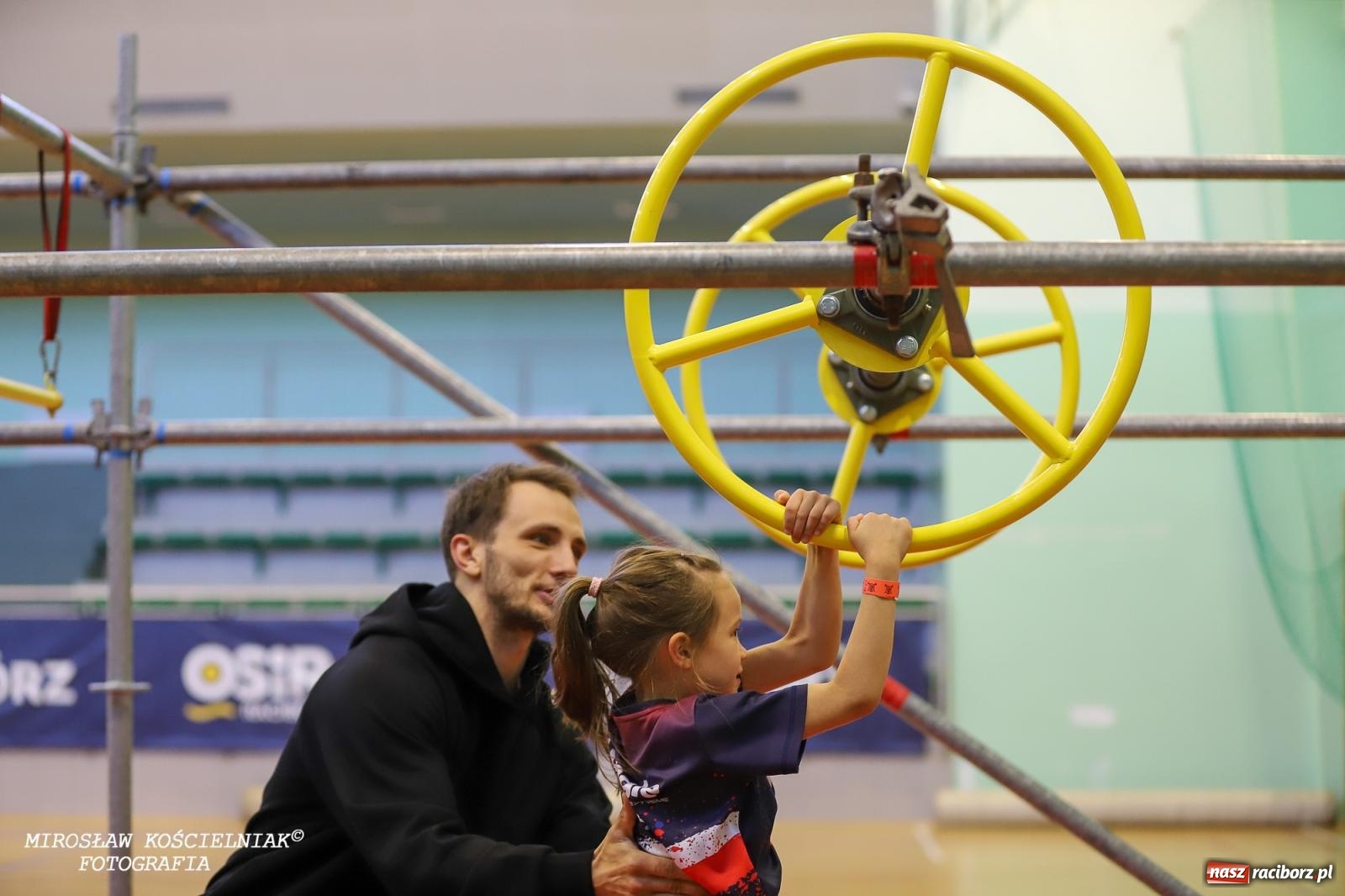 Zdjęcie w galerii na portalu naszraciborz.pl: Ponad 100 młodych zawodników na Mistrzostwach Śląska Ninja Monkey Kids w Raciborzu wiadomości z regionu