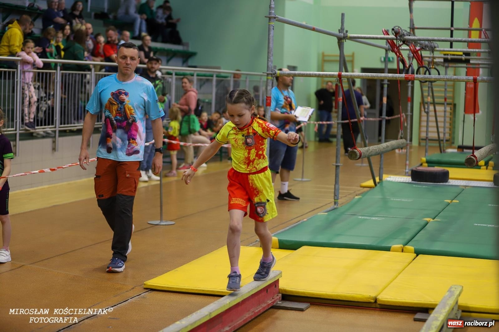 Zdjęcie w galerii na portalu naszraciborz.pl: Ponad 100 młodych zawodników na Mistrzostwach Śląska Ninja Monkey Kids w Raciborzu wiadomości z regionu