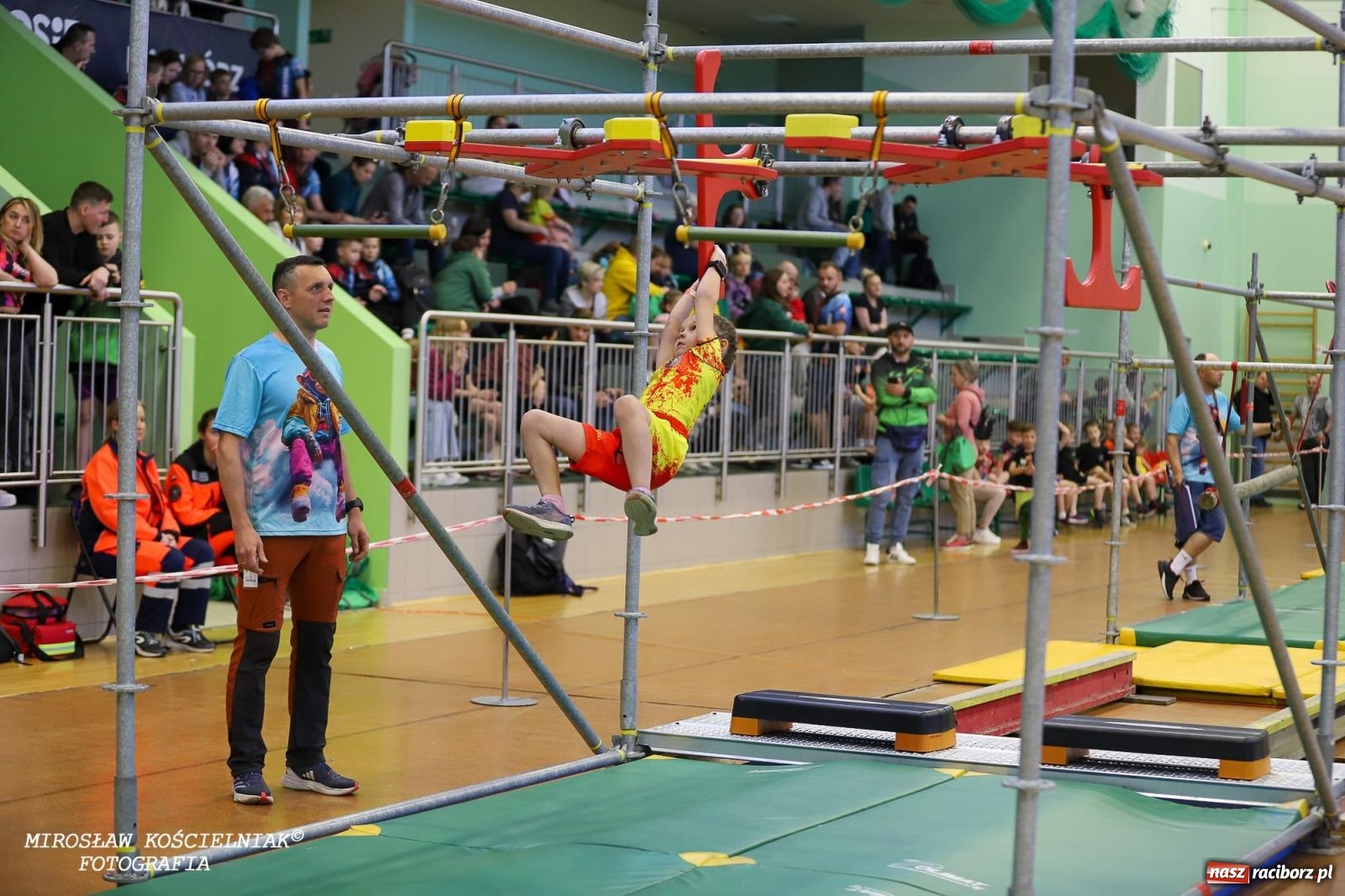 Zdjęcie w galerii na portalu naszraciborz.pl: Ponad 100 młodych zawodników na Mistrzostwach Śląska Ninja Monkey Kids w Raciborzu wiadomości z regionu