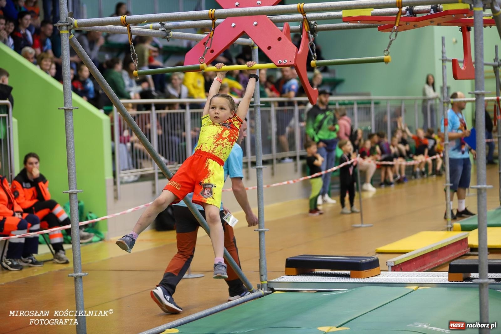 Zdjęcie w galerii na portalu naszraciborz.pl: Ponad 100 młodych zawodników na Mistrzostwach Śląska Ninja Monkey Kids w Raciborzu wiadomości z regionu