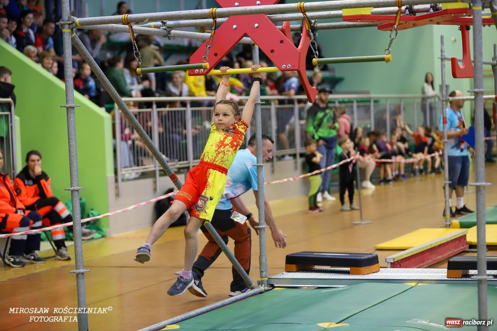 Zdjęcie w galerii na portalu naszraciborz.pl: Ponad 100 młodych zawodników na Mistrzostwach Śląska Ninja Monkey Kids w Raciborzu wiadomości z regionu