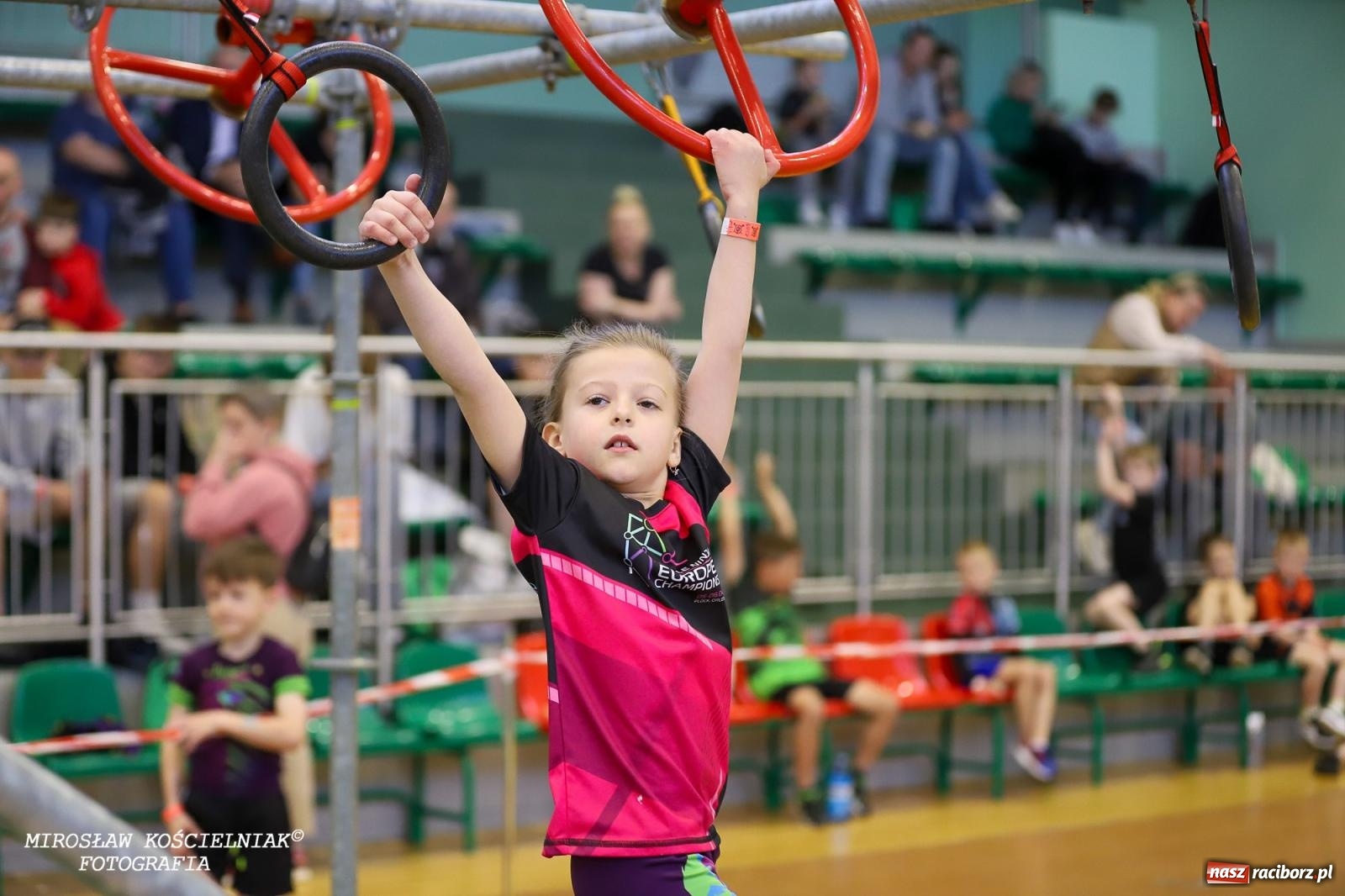 Zdjęcie w galerii na portalu naszraciborz.pl: Ponad 100 młodych zawodników na Mistrzostwach Śląska Ninja Monkey Kids w Raciborzu wiadomości z regionu