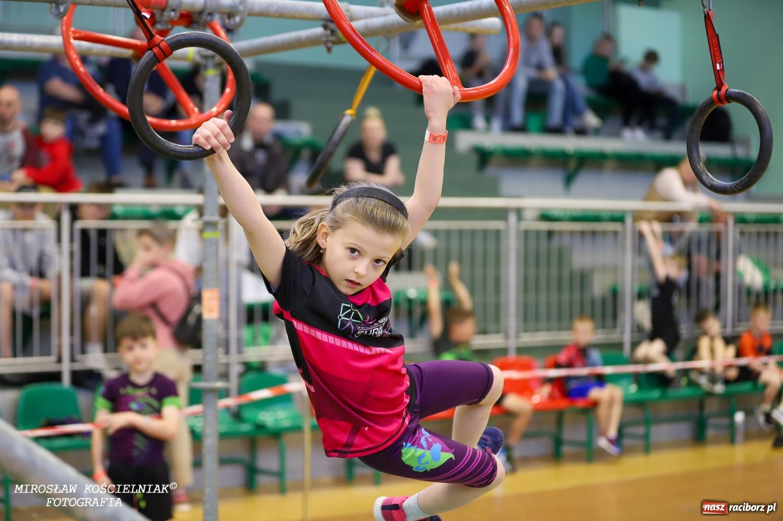 Zdjęcie w galerii na portalu naszraciborz.pl: Ponad 100 młodych zawodników na Mistrzostwach Śląska Ninja Monkey Kids w Raciborzu wiadomości z regionu