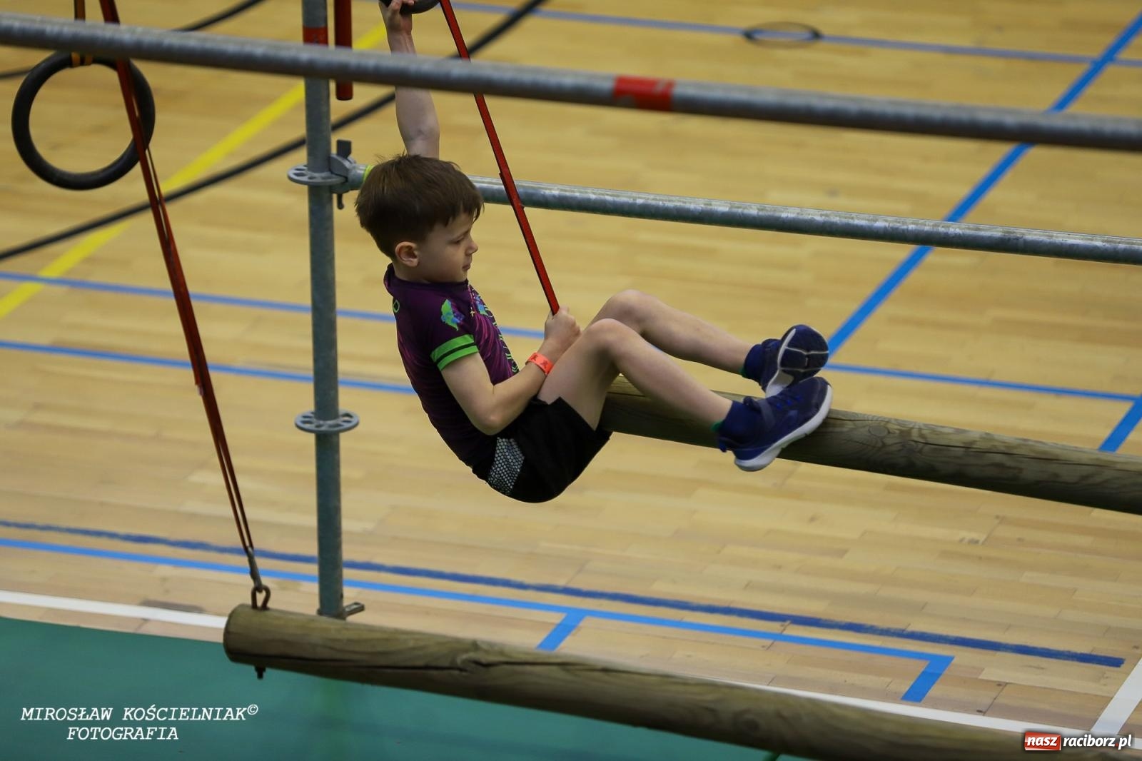 Zdjęcie w galerii na portalu naszraciborz.pl: Ponad 100 młodych zawodników na Mistrzostwach Śląska Ninja Monkey Kids w Raciborzu wiadomości z regionu