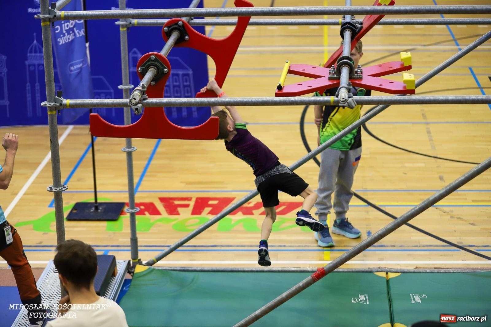 Zdjęcie w galerii na portalu naszraciborz.pl: Ponad 100 młodych zawodników na Mistrzostwach Śląska Ninja Monkey Kids w Raciborzu wiadomości z regionu