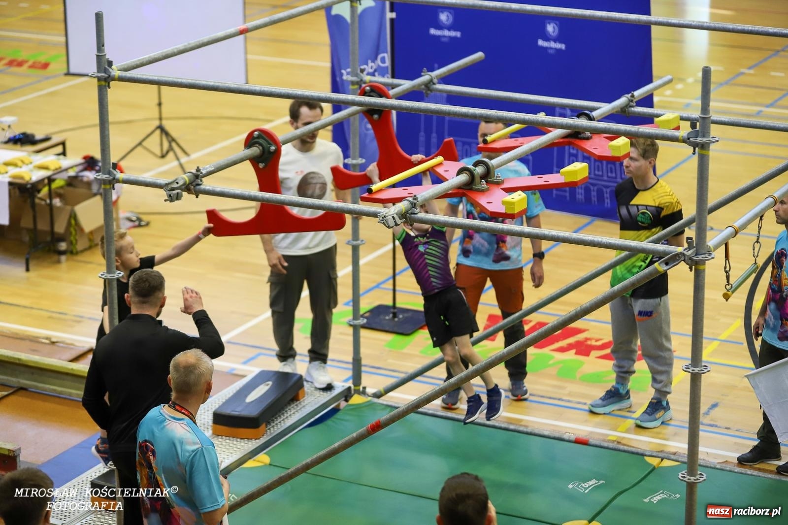 Zdjęcie w galerii na portalu naszraciborz.pl: Ponad 100 młodych zawodników na Mistrzostwach Śląska Ninja Monkey Kids w Raciborzu wiadomości z regionu